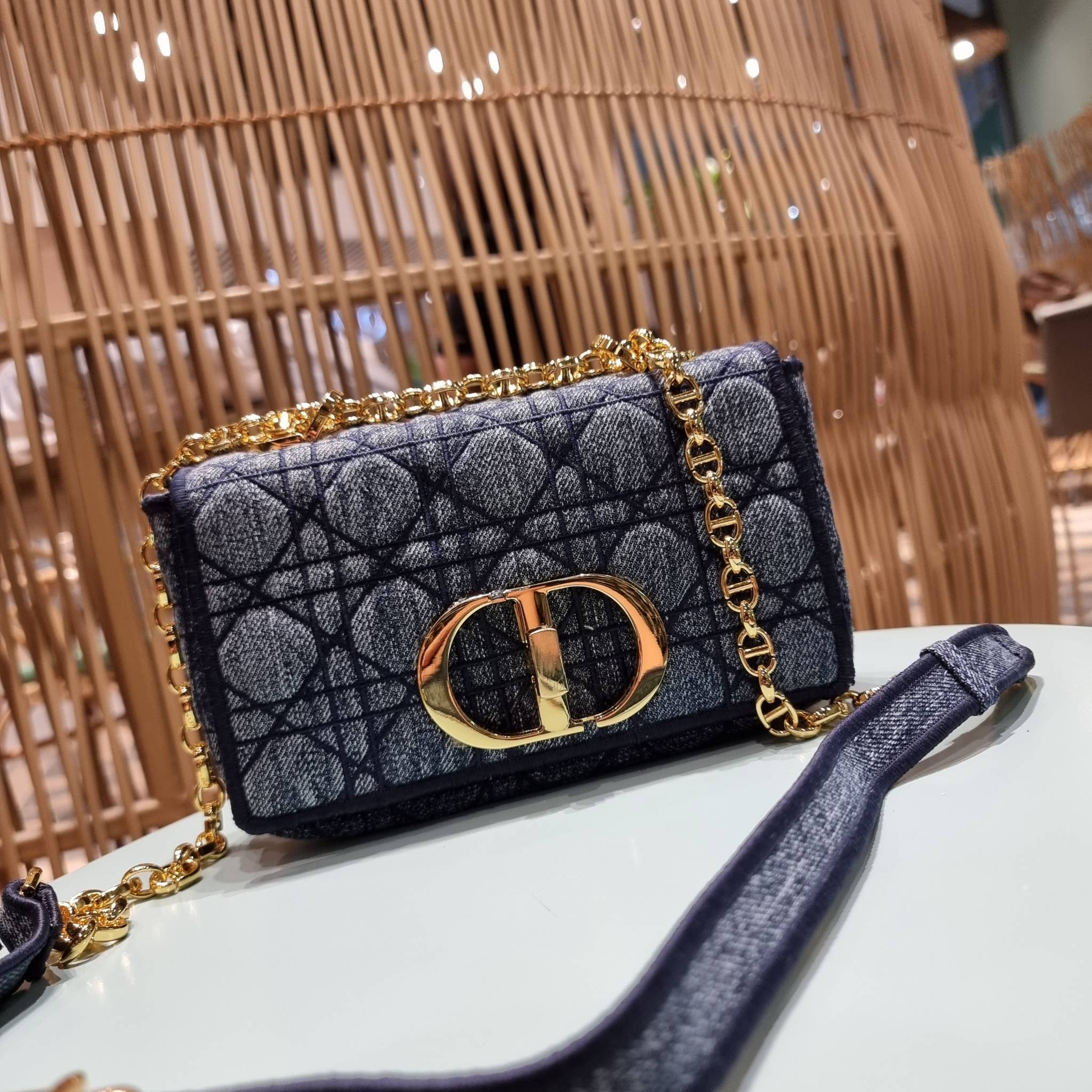 VIP CD SMALL CARO SHOULDER BAG / DIOR CARO / Dior Cruise 2021 Bag กระเป๋าสะพายข้างทรงสวย ดีไซน์ย้อนยุค ที่รอบนี้โดดเด่นเป็นเอกลักษณ์มากๆ ดีไซน์สีเดนิมคลาสสิค เปิด-ปิดด้วยอะไหล่บิดล็อค หรูหรา ใช้งานง่าย วัสดุผ้าเดนิมทนทาน ภายในเป็นช่องโล่ง มีช่องย่อย ด้านห