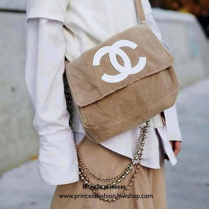 Chanel Beaute Crossbody Bag กระเป๋าถือหรือสะพายพรีเมี่ยมของเเท้จาก Chanel Cosmetic Counter VIP Gift รุ่นแนะนำวัสดุขนวูฟหนานุ่มตัดโลโก้แบรนด์หนังแก้วสวยโดดเด่น น้ำหนักเบา เปิดปิดด้วยฝาปิดกระดุมแม่เหล็ก ใบใหญ่กำลังดีใส่ ipad กระเป๋าสตางค์ใบยาว iphone เครื่อ