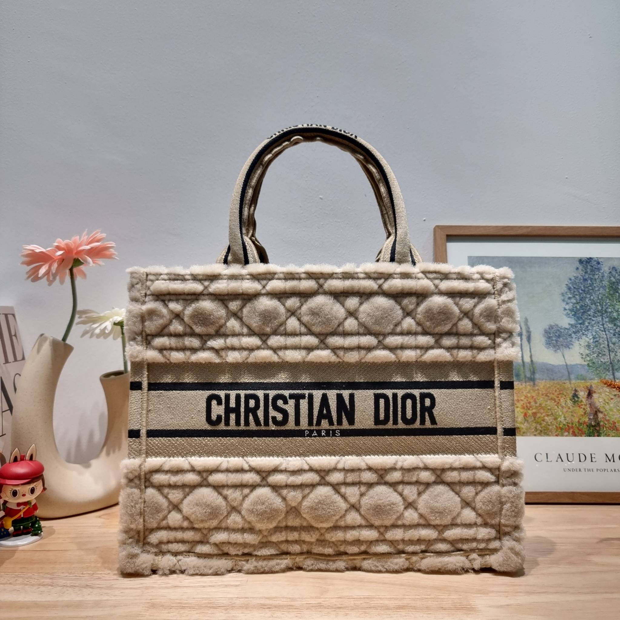 MEDIUM DIOR BOOK TOTE / CD book tote กระเป๋าทรงโท้ทใบใหญ่ ดีไซน์ใหม่ล่าสุด ที่มีทั้งความละมุนและหรูหราในตัว ด้วยการ shearling ขนแกะรอบใบฟูนุ่ม ตัดสลับฟอนท์เอกลักษณ์สวยงาม หูจับในตัวทนทาน ใช้งานง่าย ด้านในกระเป๋ากว้างมาก จุของได้เยอะ ไม่ใช่แค่สวยแถมยังใช้ป