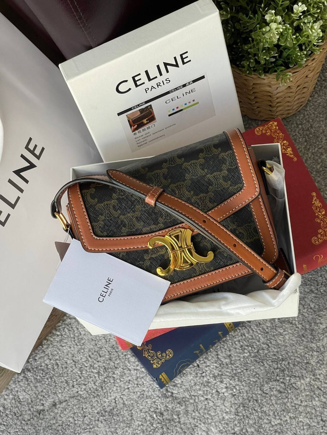 VIP 】Celine TEEN MEDIUM TRIOMPHE BAG IN TRIOMPHE CANVAS สาวๆที่กำลังมองหากระเป๋าน่ารักเอาไว้ใช้ในวันสบาย ๆ แต่ไม่รู้เลือกกระเป๋า Celine รุ่นไหนดี แนะนำรุ่นนี้เลยคะ เป็นกระเป๋าสะพายข้างขนาดกำลังดี สวยแบบคลาสสิก หรูหราด้วยแคนวาสเคลือบลาย Triomphe อีกทั้งยัง