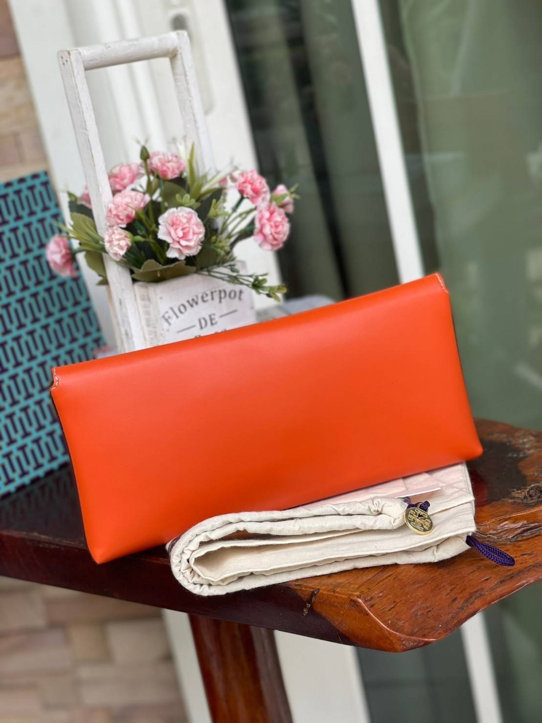 Tory burch Miller Metal clutch กระเป๋าคลัทช์ดีไซน์เรียบหรูออกแบบมาได้อย่างลงตัว ด้วยรูปทรงที่สวยงามและทันสมัย จากแบรนด์ Tory Burch ขนาดกำลังดี สามารถใส่กระเป๋าสตางค์หรือเครื่องสำอางค์ได้ตามขนาดกระเป๋า ในเรื่องของดีไซน์และLogo DoubleT เฉดเดียวกับสีของกระเป