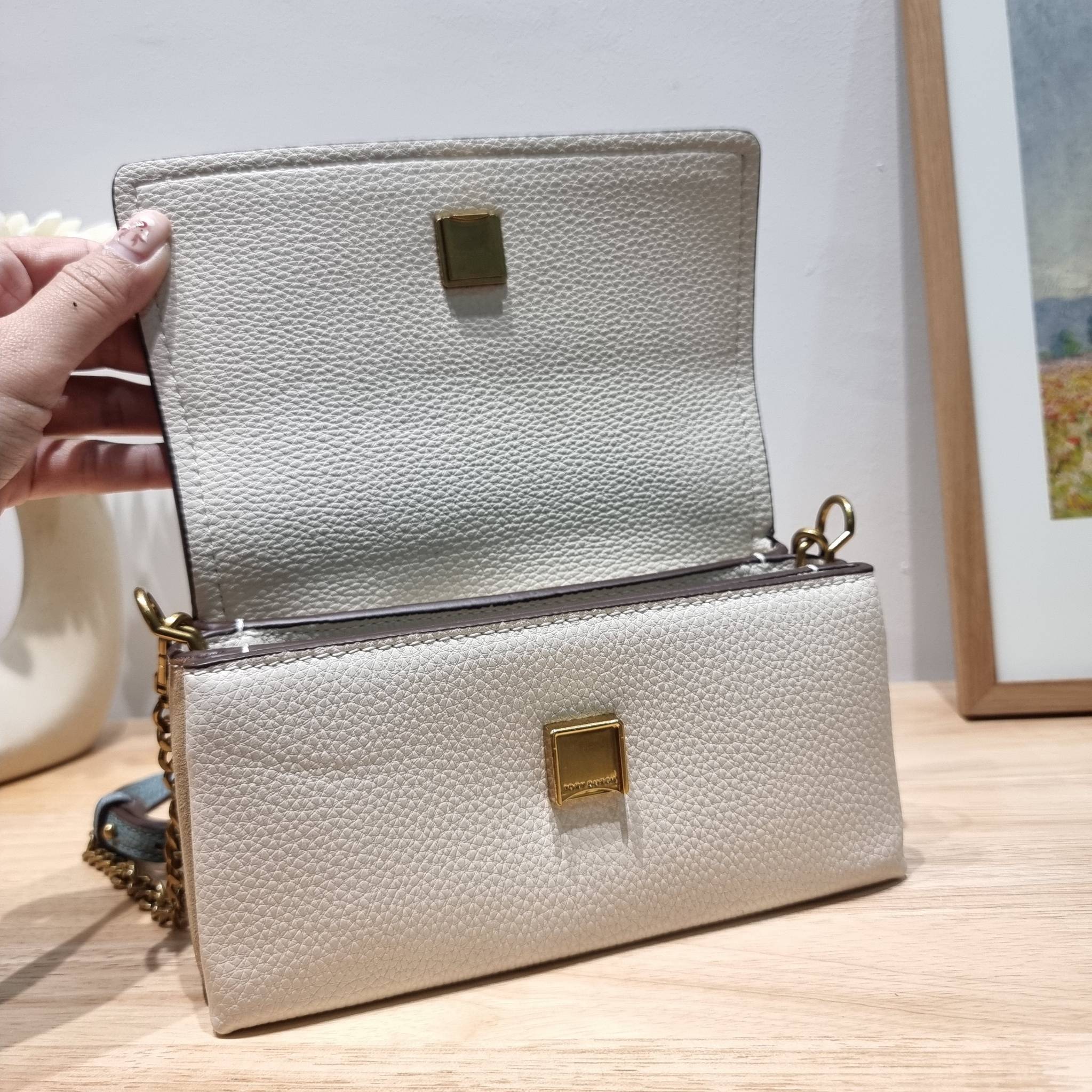 TORY BURCH LIMITED-EDITION MINI BAG รุ่นลิมิเต็ด ที่ sold out ไปแล้วหลายช็อป มีมาให้ช้อปที่นี่! กับกระเป๋าสะพายข้างทรงผู้ดี ไซส์มินิ ที่ผลิตมาในจำนวนจำกัด โดดเด่นด้วยอะไหล่ทองคลาสสิคหรูหรา และสายสะพายโซ่สลับหนัง ทำให้สะพายได้โดยไม่เจ็บไหล่