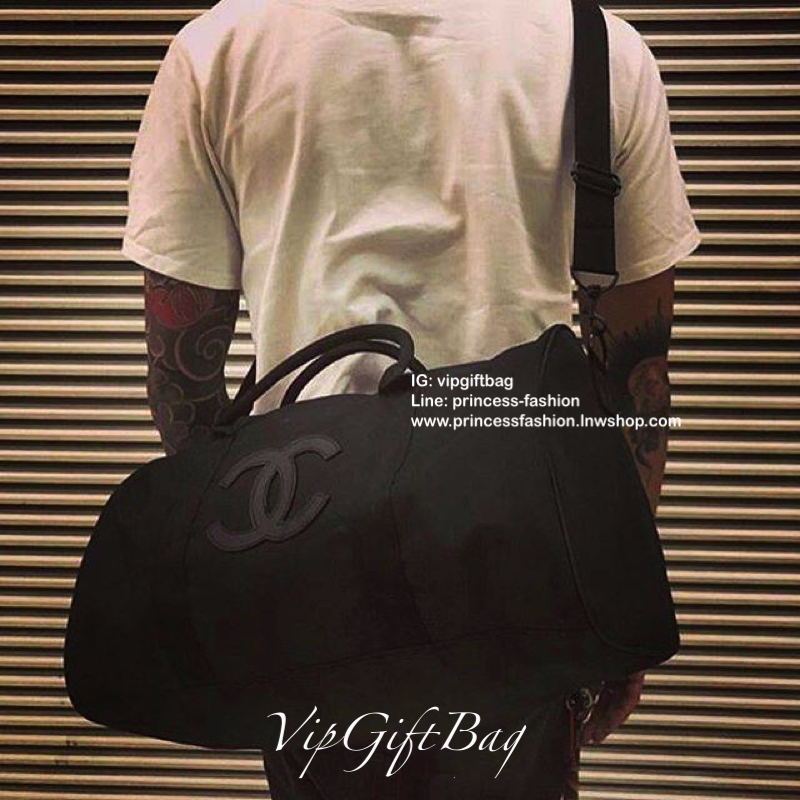 travel & fitness bag กับ Chanel VIP Gift Bag Travel Bag Gym Duffel Weekend จากงานพรีเมี่ยมกิ้ฟแบรนด์หรูอย่าง Chanel ของแท้100% ตัวกระเป๋าเป็นผ้า Oxford หนาอย่างดี *ปักโลโก้หนังสีดำ เปิดปิดด้วยซิปแบรนด์ อะไหล่คุณภาพเยี่ยม ด้านในจุของได้เยอะมากๆ ใส่เสื้อผ้า