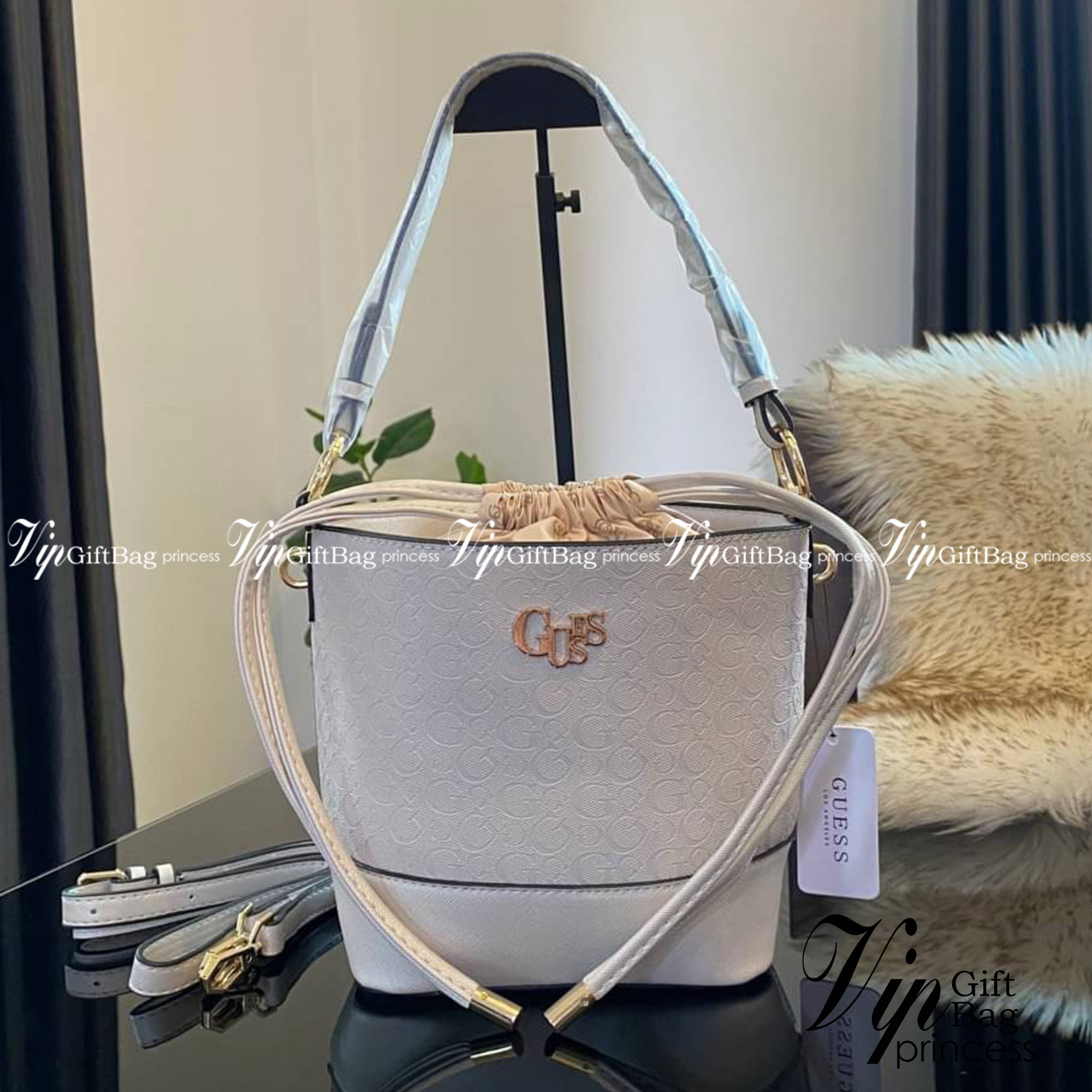 Guess Agata Bucket Handbag กระเป๋ารุ่นใหม่ล่าสุดทรงถังสุดน่ารัก พิมพ์ลายรอบใบ วัสดุ Saffiano PU คุณภาพดี นิ่ม น้ำหนักเบา ด้านหน้าประดับด้วยโลโก้แบรนด์สวยโดดเด่น เปิด-ปิดด้วยเชือกหนังใช้หูรูดปลายเชือกประดับอะไหล่ทองสะดวกใช้ ด้านในโล่งกว้างมีช่องเล็กสำหรับใ