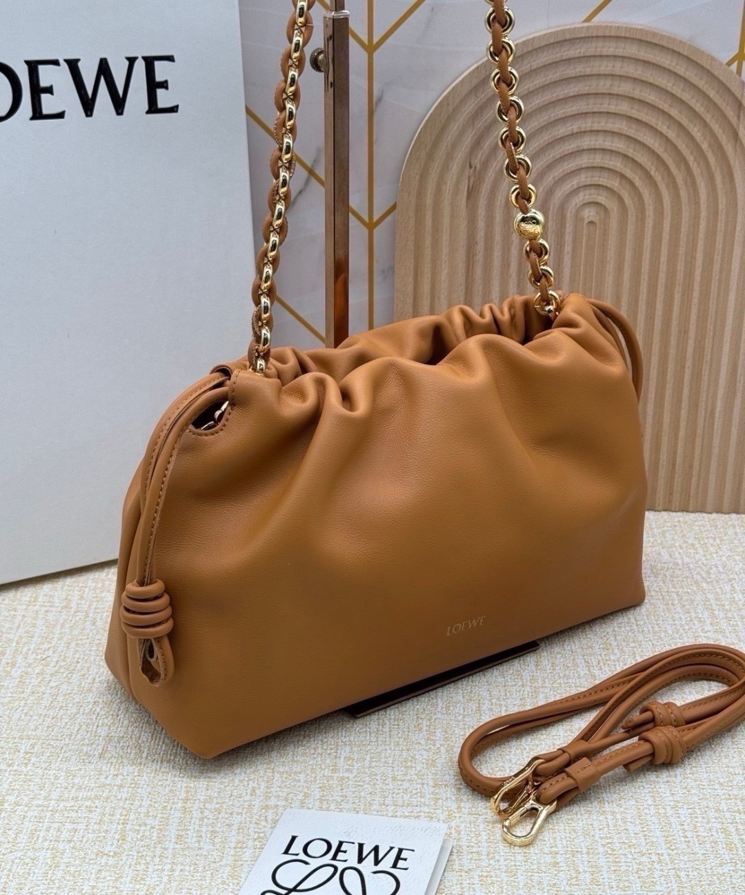 ORI หนังแท้ | Medium Loewe Flamenco purse in mellow nappa leather 30cm กระเป๋าสะพายทรงคลัช เรียบหรูดูแพง เรียบง่ายใช้งานสะดวก หนังแนปป้าให้สัมผัสนุ่มสบายผิว มาพร้อมสายสะพายร้อยห่วงหรูหรา