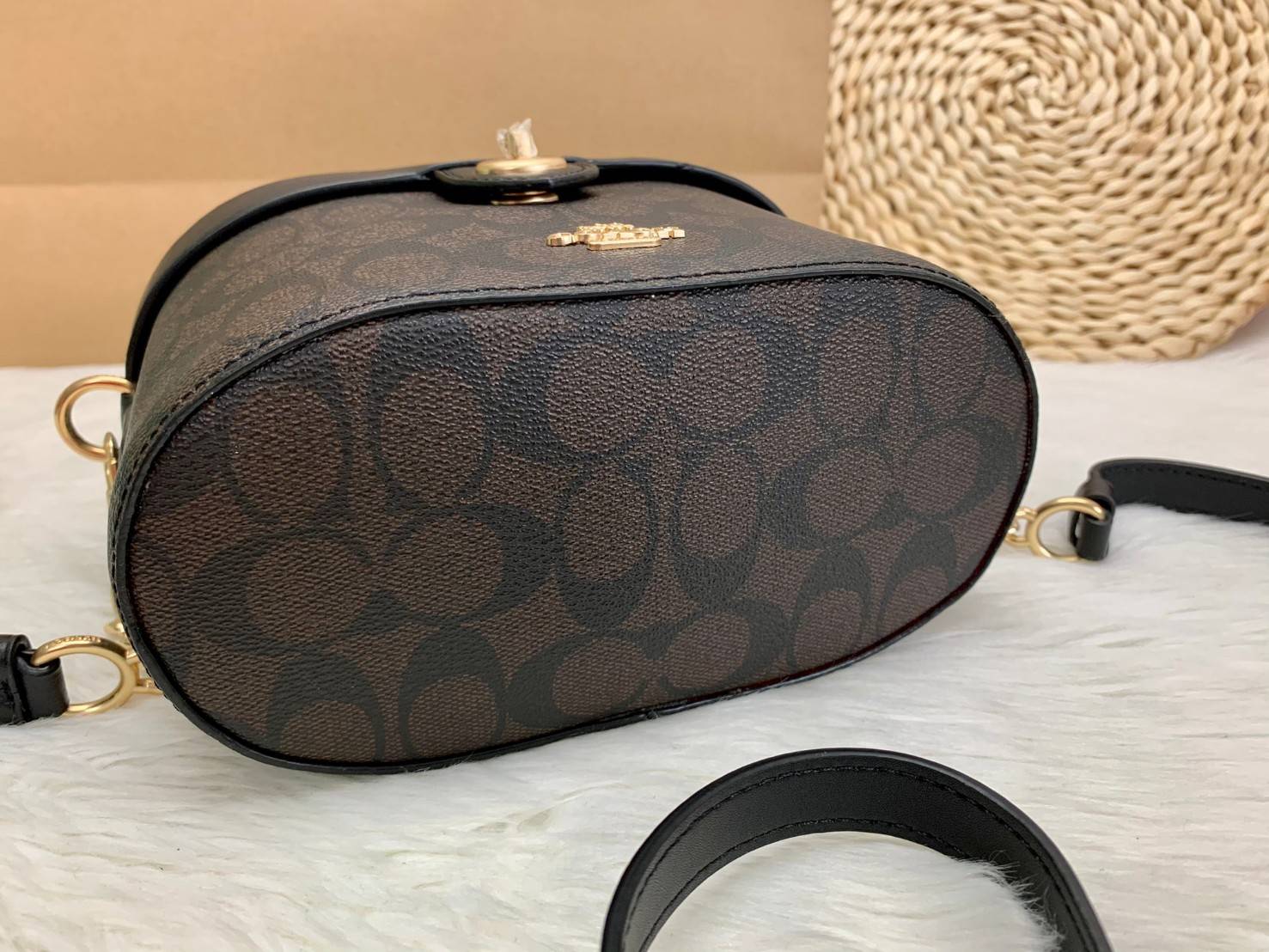 COACH KAY CROSSBODY IN SIGNATURE ((78277)) กลับมาอีกครั้ง! กระเป๋าหิ้ว//สะพายแบบครอสบอดี้ร์ หนังแท้นิ่มสวย เปิดปิดกระเป๋าแบบหมุนล็อค ภายในโล่งสามารถใส่กระเป๋าเงินใบกลางได้;มือถือได้ทุกรุ่น; มีช่องเล็กให้ใส่ของจุกจิก;ซัปในบุผ้าอย่างดีเลยค่ะ มาพร้อมสายสะพาย