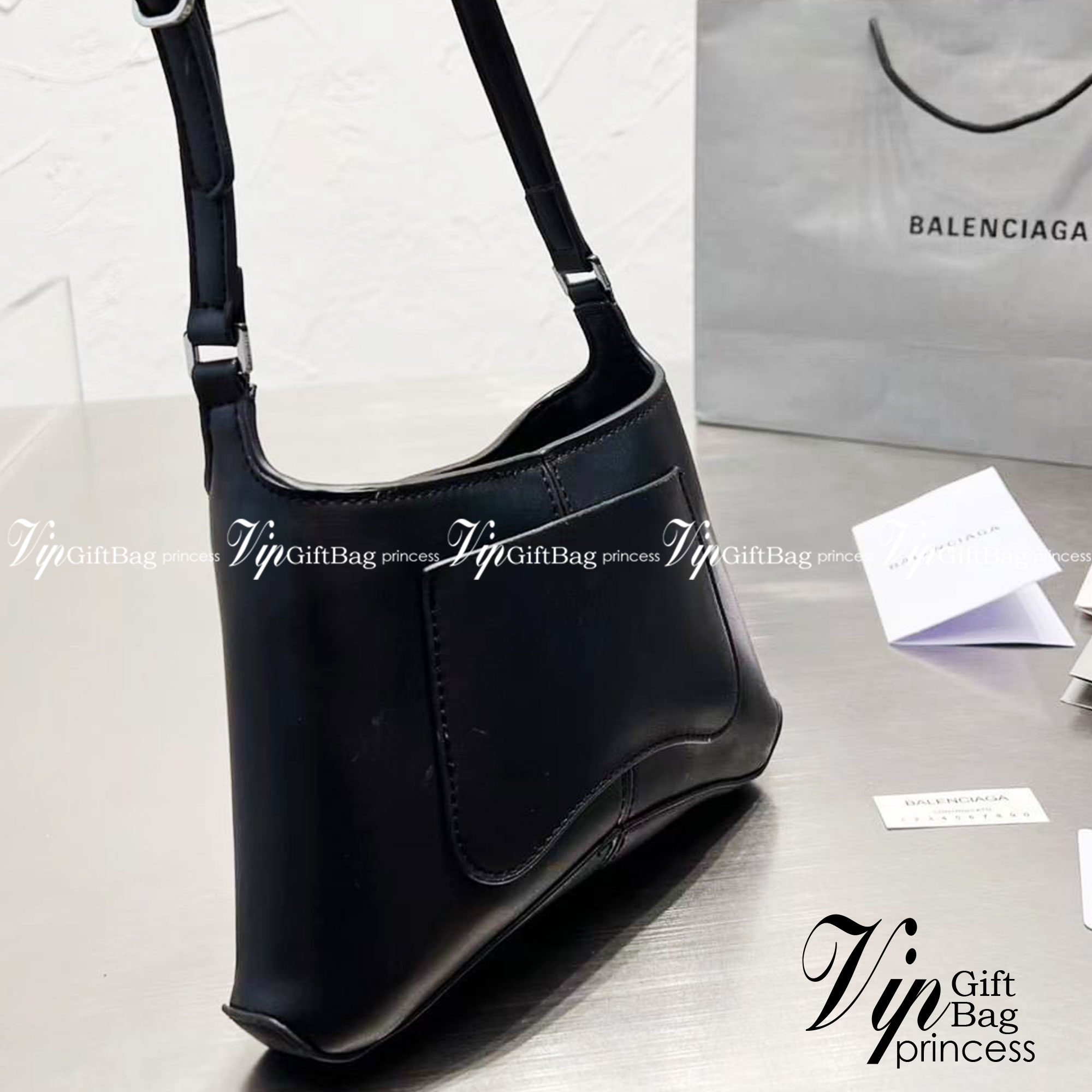 BALENCIAGA xx Small Hobo Bag / BALENCIAGA hobo Bag สุดหรูกับกระเป๋าสะพายทรงโท้ท ไซส์มินิ เรียบหรู ดูแพงมาก สีลูกคุณมากๆ!! ผิวสัมผัสดี ภายในโล่ง จุของได้เยอะ เป็นอีกหนึ่งไอเท็มแนะนำ ที่ไม่อยากให้พลาดเลยจ้า