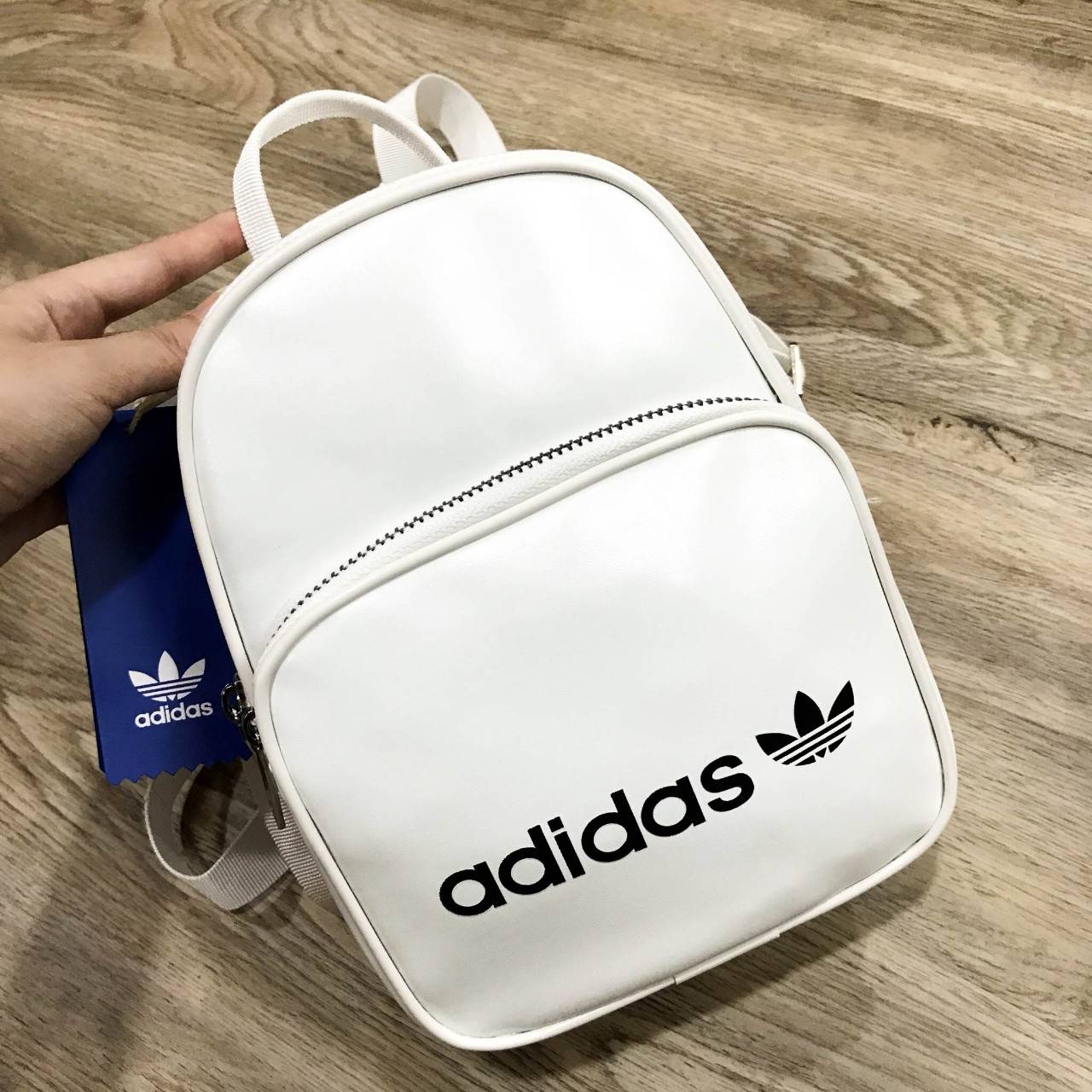ADIDAS 2WAY MINI BACKPACK กระเป๋าเป้หรือสะพายหนังเรียบสไตล์ Sport ขนาดมินิ น้ำหนักเบา ด้านหน้ามีโล้โก้และช่องซิป เปิดปิดด้วยซิปสะดวกใช้ หัวซิปแบรนด์ ภายในมีช่องใส่ของ หูจับถนัดมือ สายสะพายปรับได้ freesize สามารถสะพายเป็นเป้ หรือกระเป๋าสะพาย Crossbody ได้2