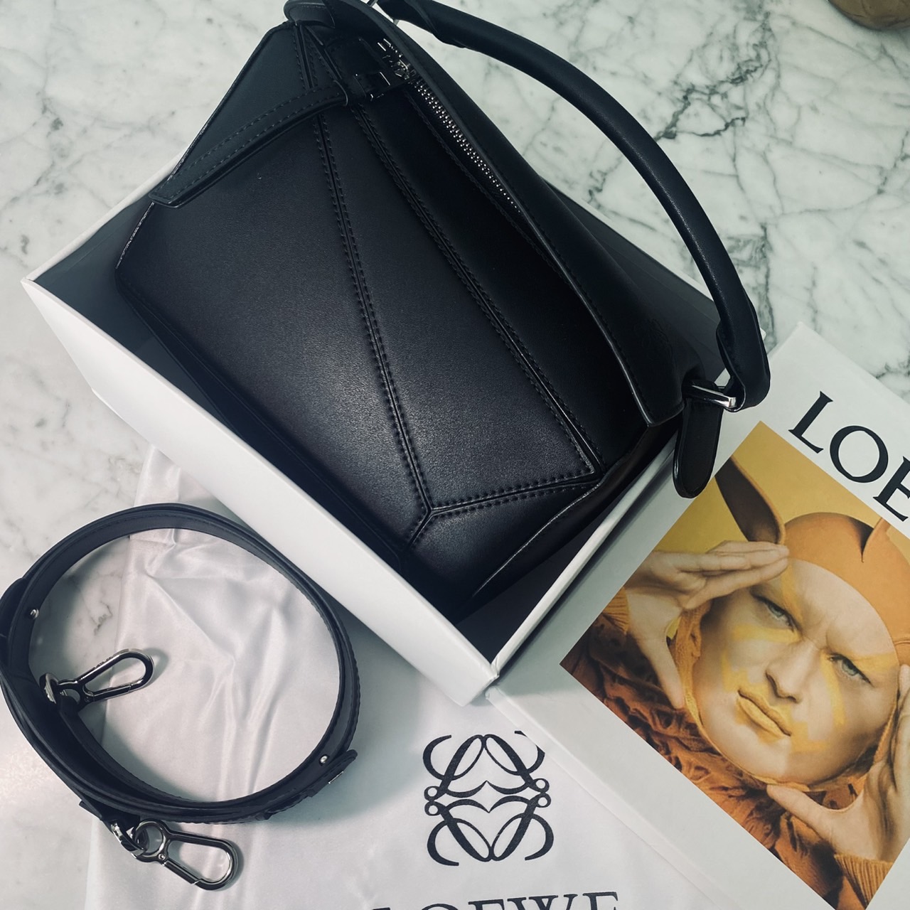 LOEWE Puzzle bag in smooth leather กระเป๋าสะพายทรงกล่องเรียบแต่หรูคูลและเท่ห์ สุดยอดแบรนด์ที่ดีไซน์เป็นเอกลักษณ์ โดดเด่น สไตล์พัซเซิล ใช้ได้ทั้งชายหญิง