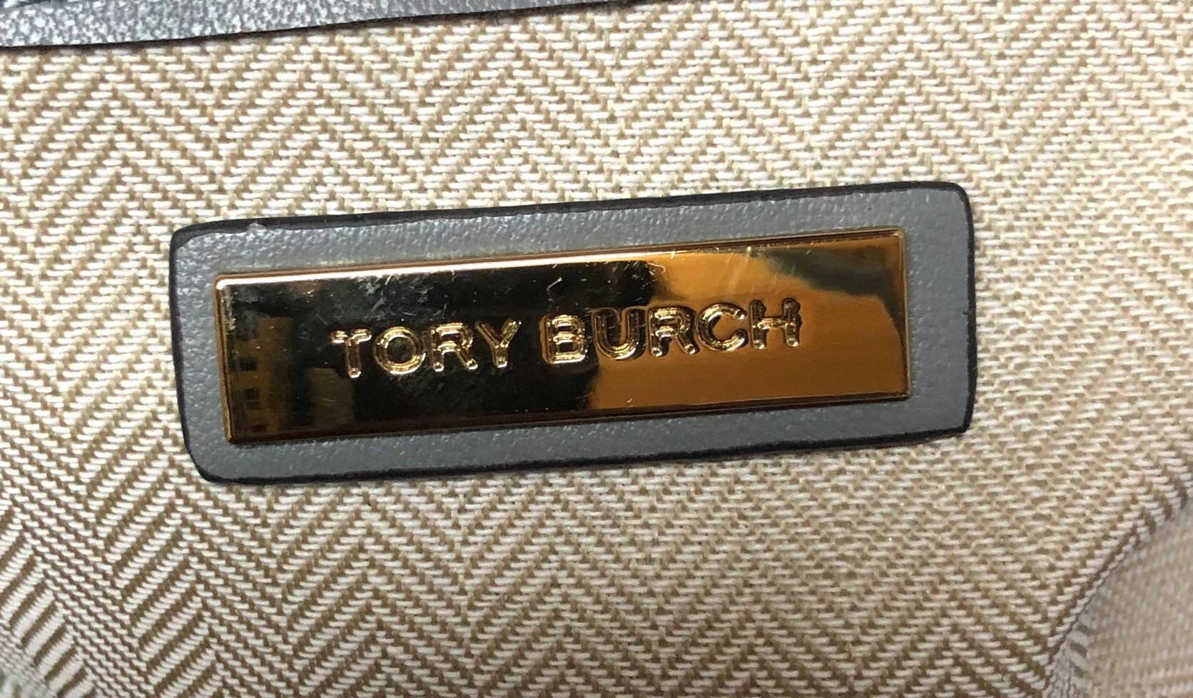 TORY BURCH KIRA CHEVRON SMALL FLAP SHOULDER BAG รุ่นใหม่ พร้อมสีใหม่ มาให้จับจองแบบไม่ต้องรอพรีฯ กระเป๋าสะพาย ขนาดกะทัดรัด ไซส์สะพายคล่องตัว หรือจะคล้องไหล่ หรูๆ ลูกคุณหนูไปอีก สีผู้ดีมากๆ ดีไซน์รูปทรงคลาสสิคเฉพาะตัว วัสดุหนังแกะ สัมผัสนิ่ม เปิด-ปิดด้วยกร