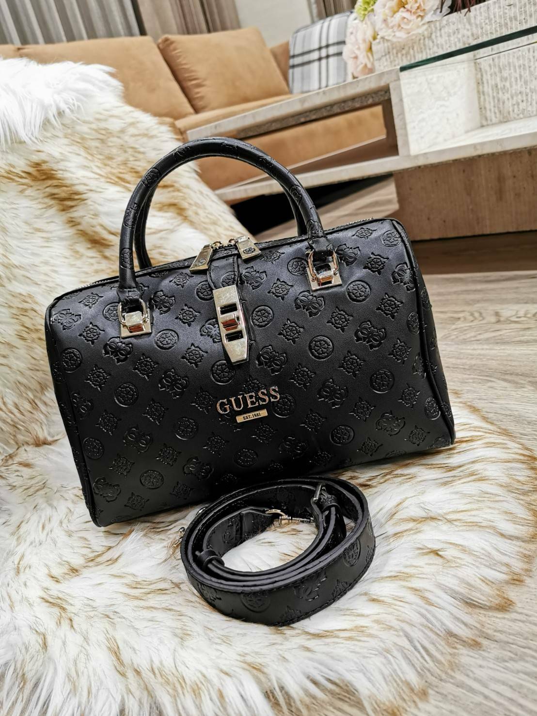 GUESS WOMEN’S SINGNATURE BOWLING BAG กระเป๋าสะพายทรง Bowling รุ่นใหม่จาก GUESS FACTORY หนังนิ่มสวยหรูอยู่ทรงปั้ม SINGNATURE BRAND รอบใบโดดเด่น ใบใหญ่กำลังดี น้ำหนักเบา ด้านหน้าประดับโลโก้ หูหิ้วเเข็งแรงพับลงได้ เปิดปิดด้วยซิปคู่สะดวกใช้ หัวซิปแบรนด์ ภายใน