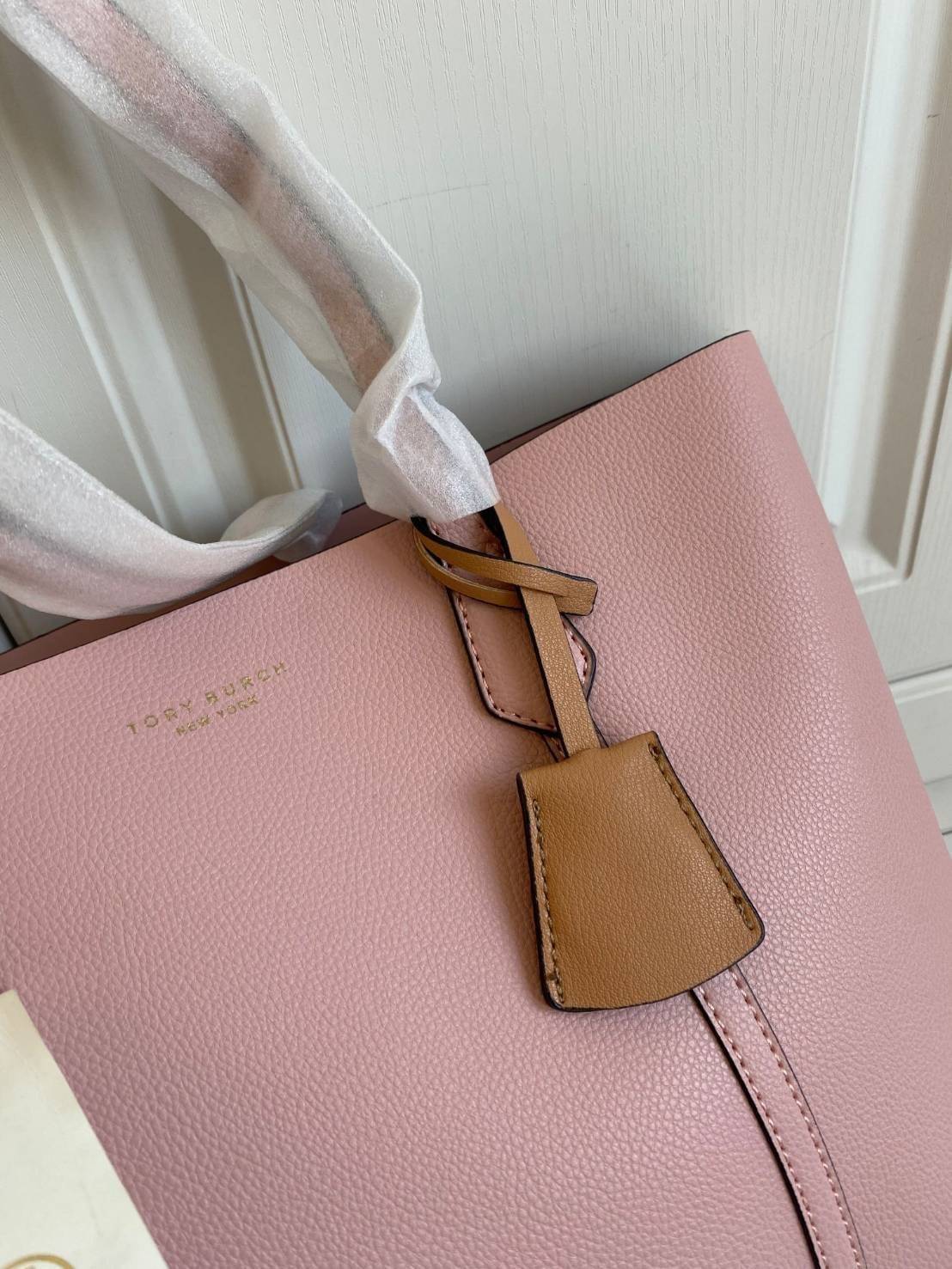 Tory Burch Women's Perry Tote Bag ออกแบบเพื่อสาวยุคใหม่ เหมาะสำหรับสาวๆที่ชอบกระเป๋าใบใหญ่ Large toteใช้งานได้ในชีวิตประจำวัน **จุของได้เยอะมาก ใช้วัสดุผสมผสานช่วยให้กระเป๋าเป็นทรงสวยโดยยังคงคุณภาพนิ่ม ดูเรียบหรูและคลาสสิค สามารถใช้เป็น every day bag