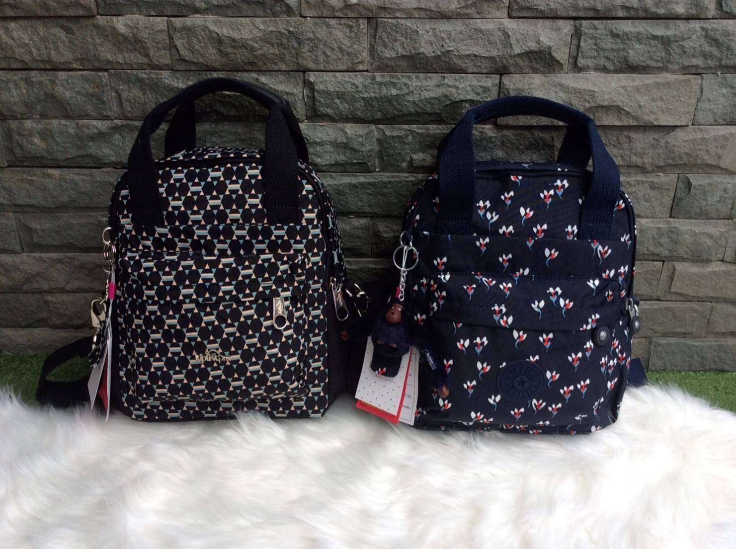 Kipling Mini Backpack 2017 k12688 small flower printed มีพวงกุญแจ Promptpay , พวงกุญแจลิง ,พวงกุญแจอะไหล่ สัญญาลักษณ์ แบรนด์ --------- กระเป๋าขนาดมินิ สามารถใช้งานได้ 3 แบบ : เป็นสะพายหลังได้ / สะพายข้างได้ / มีหูหิ้วถือได้ มีหลายลายให้เลือก ลายสวยน่ารัก 