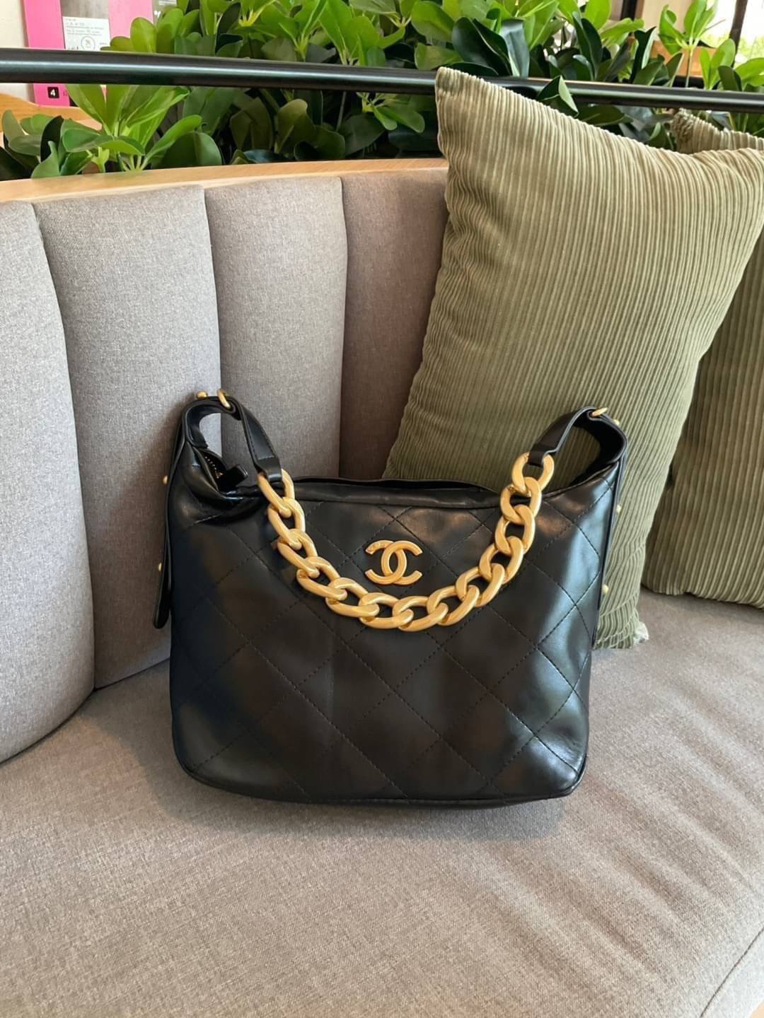 Chanel Hobo Bag รุ่นใหม่ล่าสุด ทรงที่สาวๆรอคอย CHANEL LEATHER TOTE BAG ทรงสวยเรียบหรู เนื้อหนาดีมาก อะไหล่ทองวินเทจ ประดับโลโก้แบรนด์สุดหรู