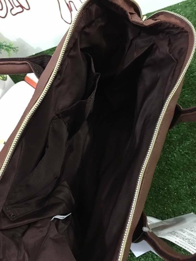 Anello polyester 2 way mini boston bag จากแบรนด์ดังในประเทศญี่ปุ่น กระเป๋าสไตล์คลาสสิค มีโครงปากกระเป๋ากว้างเป็นสัญลักษณ์ วัสดุหนังpu กันน้ำได้ ภายในมีช่องใหญ่และช่องเล็กด้านข้าง2ช่อง เปิดปิดด้วยซิปคู่ มีตัวล้อคที่หูจับ ด้านหน้ามีช่องซิปเล็กใช้งานได้จริง 