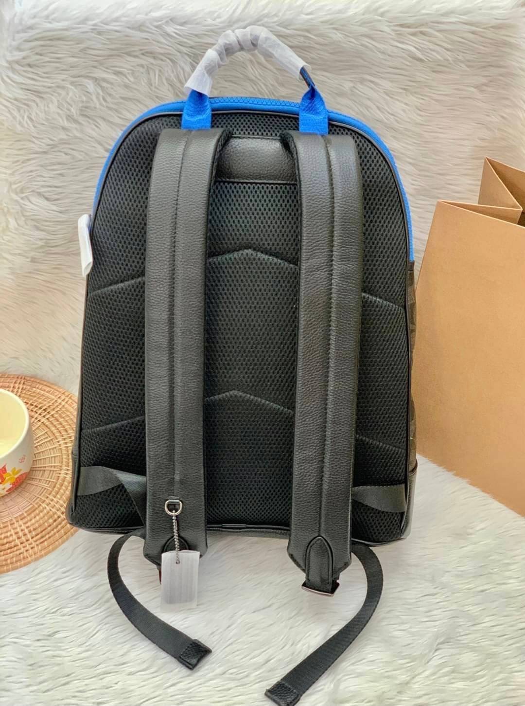 เป้รุ่นใหญ่ คู่ใจไปไหนไปกันค่าาา 🔺ใช้ได้ทั้งชาย//หญิง นะคะรุ่นนี้ Coach C5511 X Peanuts West Backpack In Signature Canvas With Varsity Patches 📌พร้อมส่ง! กระเป๋าสะพายหลังแบบมีหูหิ้ว หนังแท้อย่างดี หนังนิ่มมือดีมากค่ะ! 🌈จุดเด่นตรงด้