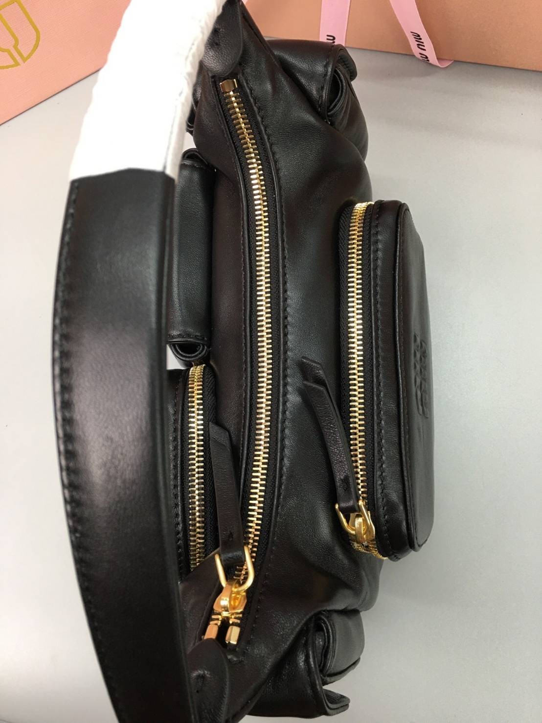 MIU MIU Nappa leather Pocket bag กระเป๋าถือสะพาย เกรดออริ ท็อป vip 1:1 เกรดงานปราณีตละเอียด หนังสวย เกรดดีสุด ใช้งานต่างประเทศได้