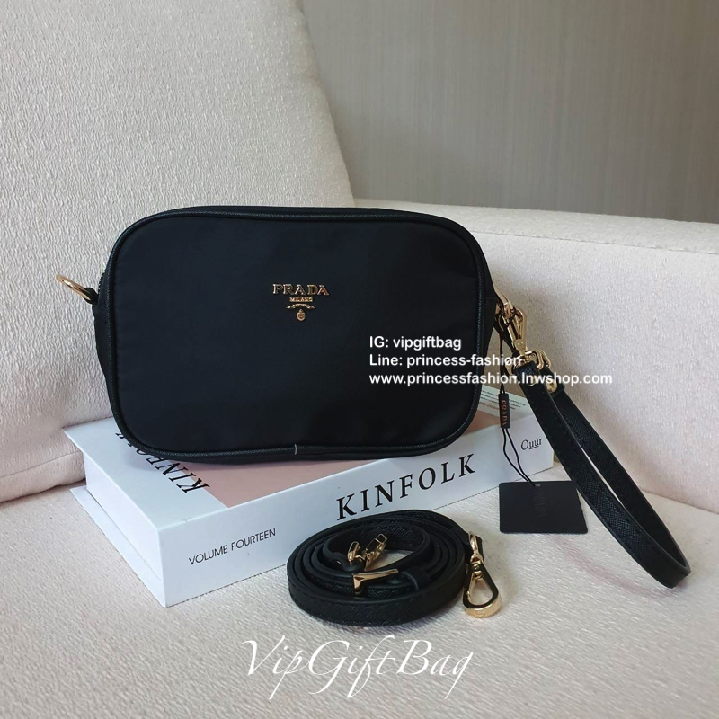 กระเป๋าทรง mini crossbody จากงานพรีเมี่ยมกิ้ฟแบรนด์ดัง PRADA วัสดุ Nylonสุดหรูอย่างดี สามารถกันน้ำได้ ทั้งใบ ขนาดกำลังดีน่ารัก🐰 ด้านในมีช่องแบ่งใส่ของใส่ของจุกจิกได้ ใส่โทรศัพท์ได้ทุกรุ่น คสอ. ใช้แล้วสวยมากๆ อะไหล่ทองปั้มแบรนด์ทุกจุด คุ้มเกินราคาค