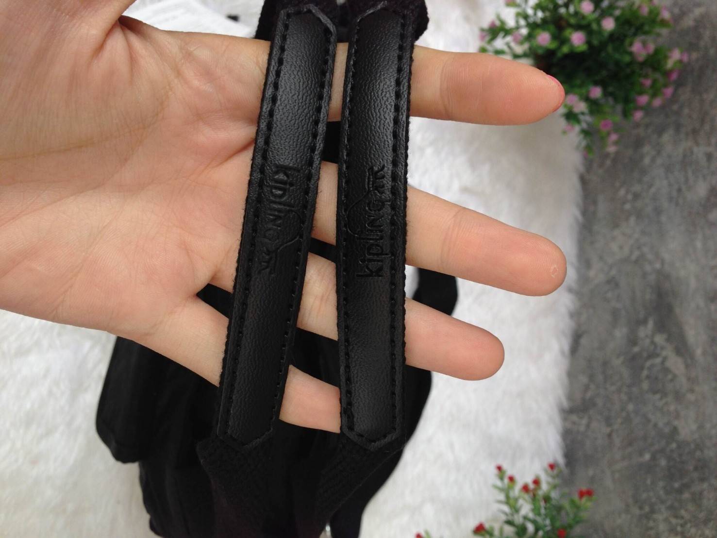 KIpling Felix Large Handbag Bag กระเป๋าถือหรือสะพายสไตล์ลำลองวัสดุ Nylon + Polyester 100% น้ำหนักเบามีหูหิ้วเเละสายสะพายยาวเลื่อนปรับระดับได้ถอดได้ เปิดปิดด้วยซิปสะดวกใช้ โลโก้เเบรนด์ มีช่องแบ่งถึง3ช่องเเยกเป็นสัดส่วน ด้านหน้าและด้านหลังมีช่องใส่ของเปิดปิ