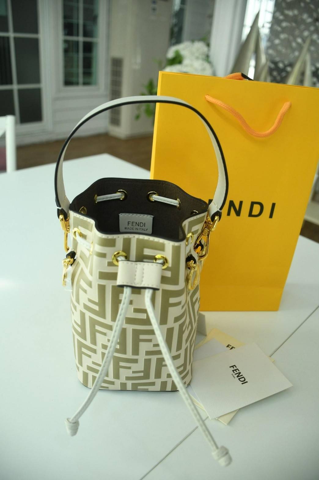 Fendi MonTresor mini Bucket Bag กระเป๋าถือหรือสะพายข้าง วัสดุหนังแท้หนังแข็ง ทรงขนมจีบ ลายแบรนด์ อะไหล่ทองหรูหรา จุของได้เยอะ น้ำหนักเบา ตั้งอยู่ทรง ด้านในโล่ง มี2สาย สายสั้น+ยาว ถอดสายได้ Crossbody ได้ สายยาวปรับระดับได้ คุ้มสุดๆ ใบนี้ไม่ควรพลาดค่ะ ดาราเ