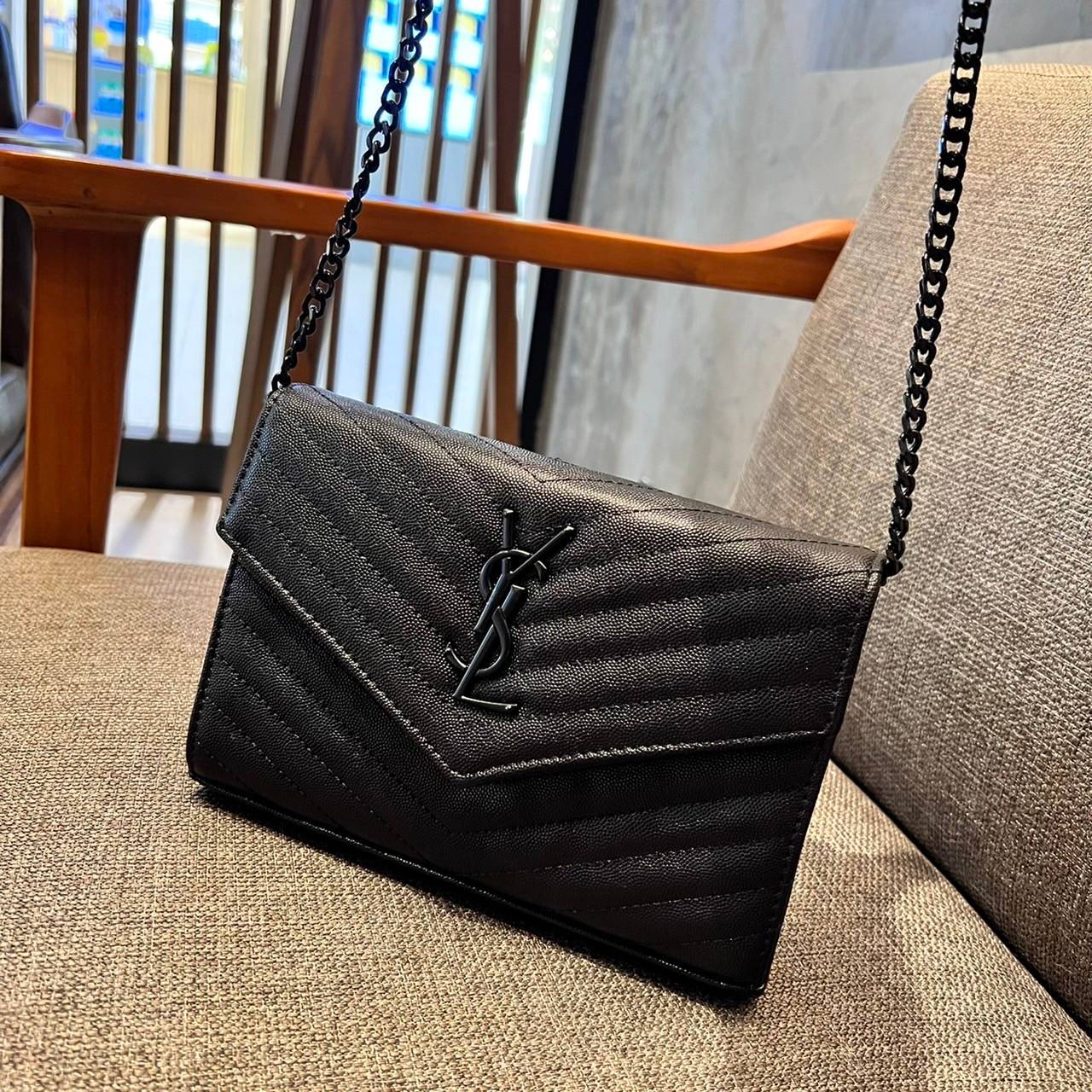 ไม่เคยผิดหวังจริงๆ!! กับรุ่นที่สาวๆรู้กัน Yves Saint laurent clutch bag with chain กระเป๋าสะพายทรง woc สุดฮอต ดีไซน์เรียบหรู โดดเด่นด้วยโลโก้ด้านหน้า เพิ่มดีเทลความผู้ดี วัสดุหนัง pepble ทนทาน ใช้งานง่ายเพียงแค่เปิด-ปิดด้วยกระดุมแม่เหล็ก ภายในแบ่งสัดส่วนไ