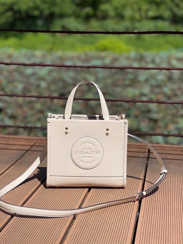 ใหม่ล่าสุด อดใจยังไงไหว COACH Dempsey Field Tote 22 C5268 โทนสีขาวล้วน ดำล้วน สุดคลาสสิก พร้อมส่งความสวยที่ไทยค่ะ! กระเป๋าทรง Tote ขนาดพอเหมาะลำตัว พกพาง่ายสะดวกได้กับทุกๆวัน ด้านหน้าปั้มโลโก้แบรนด์ตัวใหญ่สวยค่ะ;เปิดปิดกระเป๋าแบบกระดุมแม่เหล็ก ภายในใส่กระ