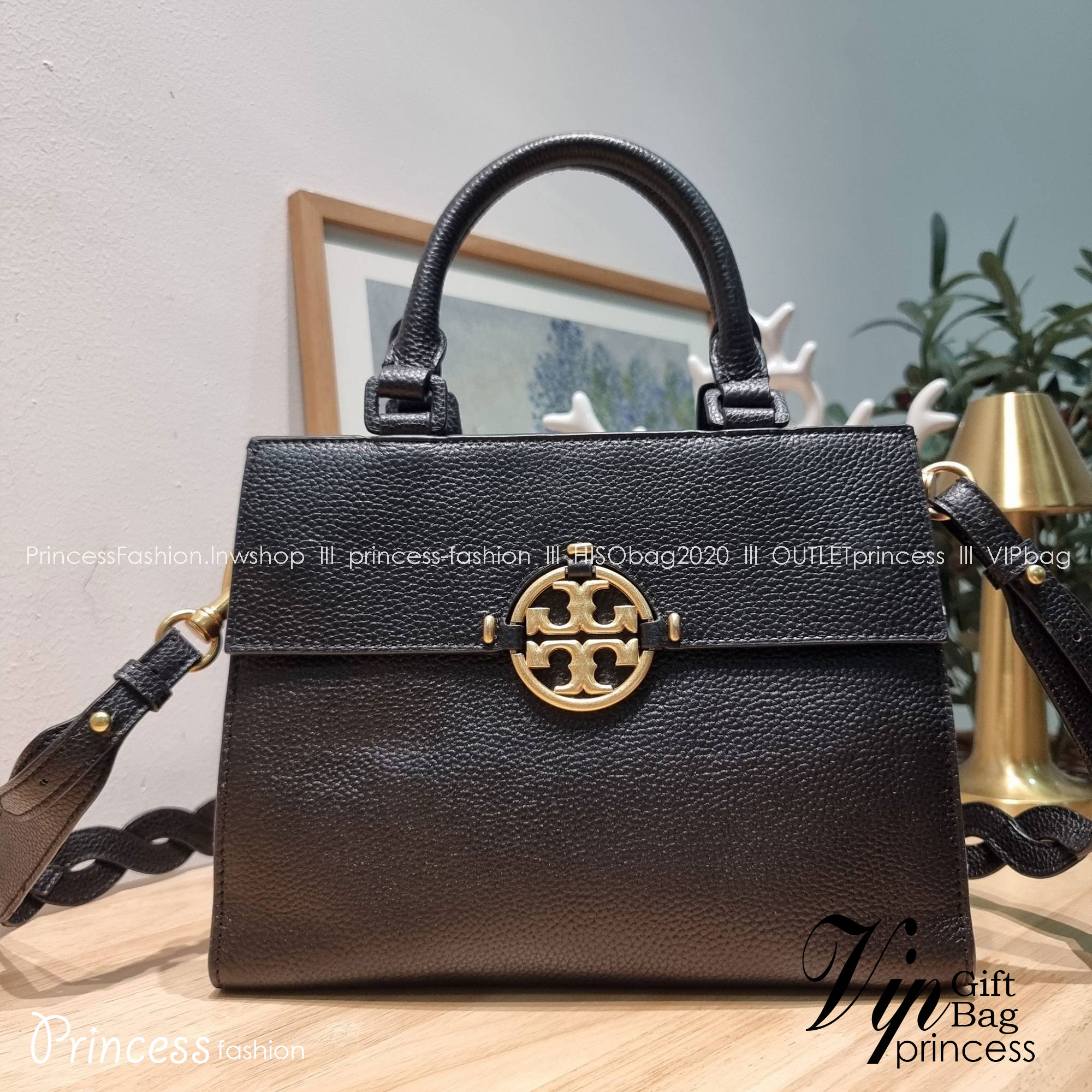 TORY BURCH MILLER TOP HANDLE SATCHEL ใหม่ล่าสุด กับกระเป๋าสะพายรุ่นยอดนิยม ที่มาในดีไซน์ top handle ให้สะดวกใช้ได้มากขึ้นด้วยหูจับในตัว โดดเด่นด้วยโลโก้สีทอง