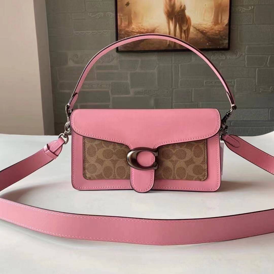 COACH TABBY SHOULDER BAG 26 พร้อมส่งที่ไทยอีกครั้งค่ะ!! กระเป๋าหิ้ว//คล้องไหล่//สะพายข้างได้ สุดคุ้ม! หนังแท้เรียบคลาสสิคเพิ่มความหรูเข้ามาค่ะ ด้านหน้ามีอะไหล่แบรนด์ตัวใหญ่โดดเด่น เปิดปิดกระเป๋าแบบกระดุมแม่เหล็ก ภายในมีช่องหลักใส่ของ2ช่อง;สามารถใส่กระเป๋า