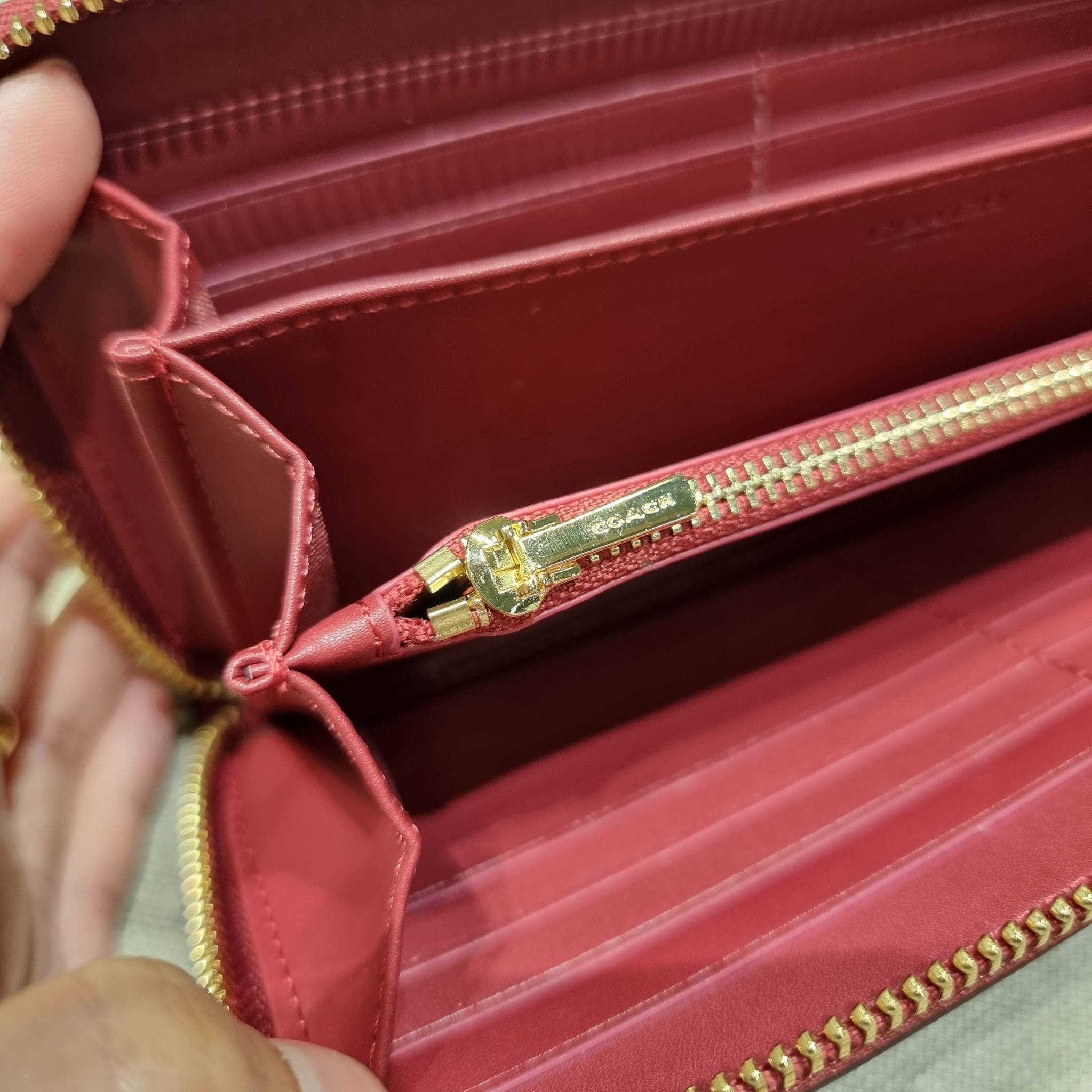 COACH C7410 LONG ZIP AROUND WALLET WITH ORNAMENT PRINT ความสวยต้องส่งต่อ!! คอลเลคชั่นใหม่ 2IN1 คุ้มค่าแบบที่สุด กระเป๋าสตางค์กึ่งคล้องมือ ดีไซน์ลวดลายสดใส น่ารักน่าใช้ คลาสสิคใช้ง่าย ไม่มีเบื่อ วัสดุหนังแคนวาสเคลือบลาย มาพร้อมสายคล้องมือ ถอดออกได้ ภายในใส