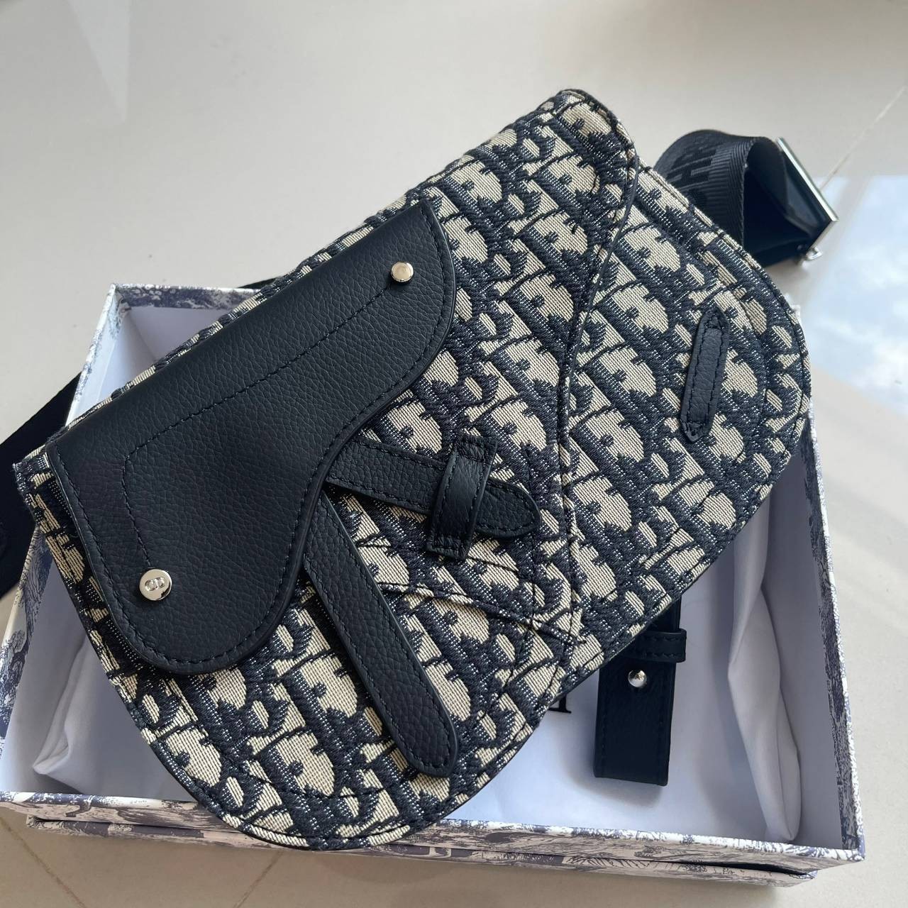 หนังแท้ CHRISTIAN DIOR SADDLE POUCH Beige and Black Dior Oblique Jacquard พร้อมส่งที่ไทย จุของได้เยอะมาก ภายในโล่งกว้าง วัสดุหนังแท้และผ้าแจ็คการ์ดอย่างดีทั้งใบ เกรดเทพออริจินอลหนังแท้ทั้งใบ ภาพสินค้าถ่ายจากงานขายจริง ใช้งานต่างประเทศได้