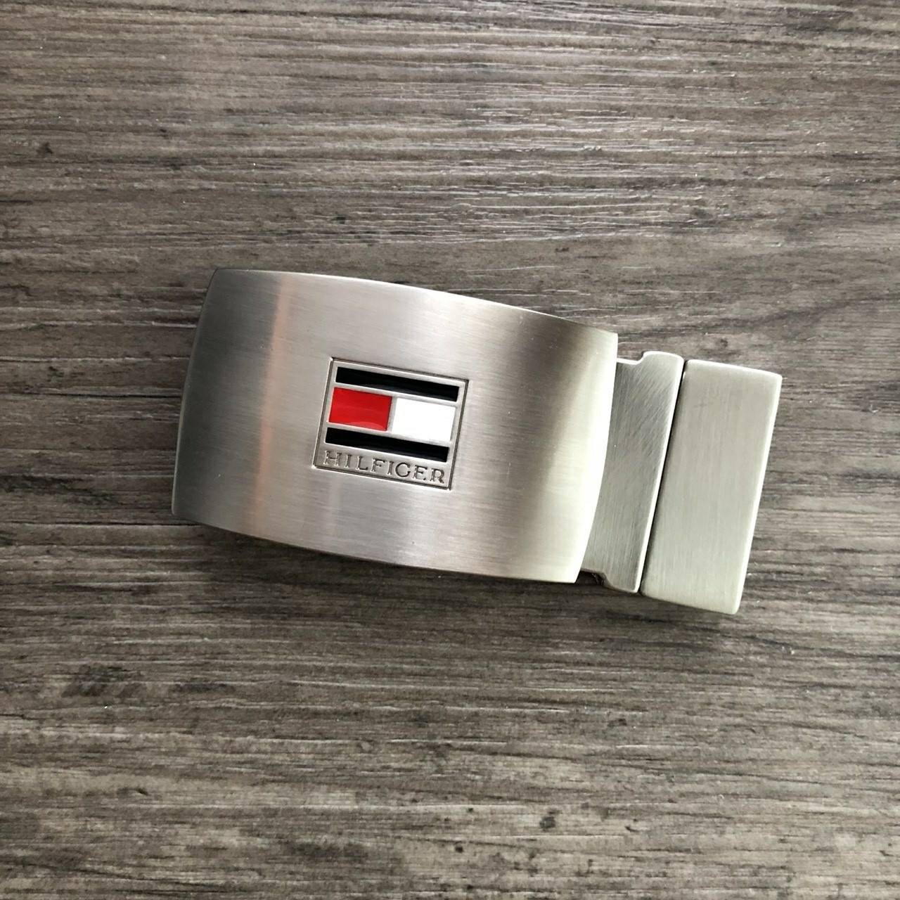 TOMMY HILFIGER Belt and Buckle Set เซตสุดคุ้ม!! เข็มขัด + หัวเข็มขัด 2 ชิ้น จะะมอบเป็นของขวัญหรือใช้เองก็แนะนำเลยค่าา อุปกรณ์ : มาพร้อมที่เจาะรูเข็มขัด + กล่องแบรนด์ + ถุงกระดาษแบรนด์