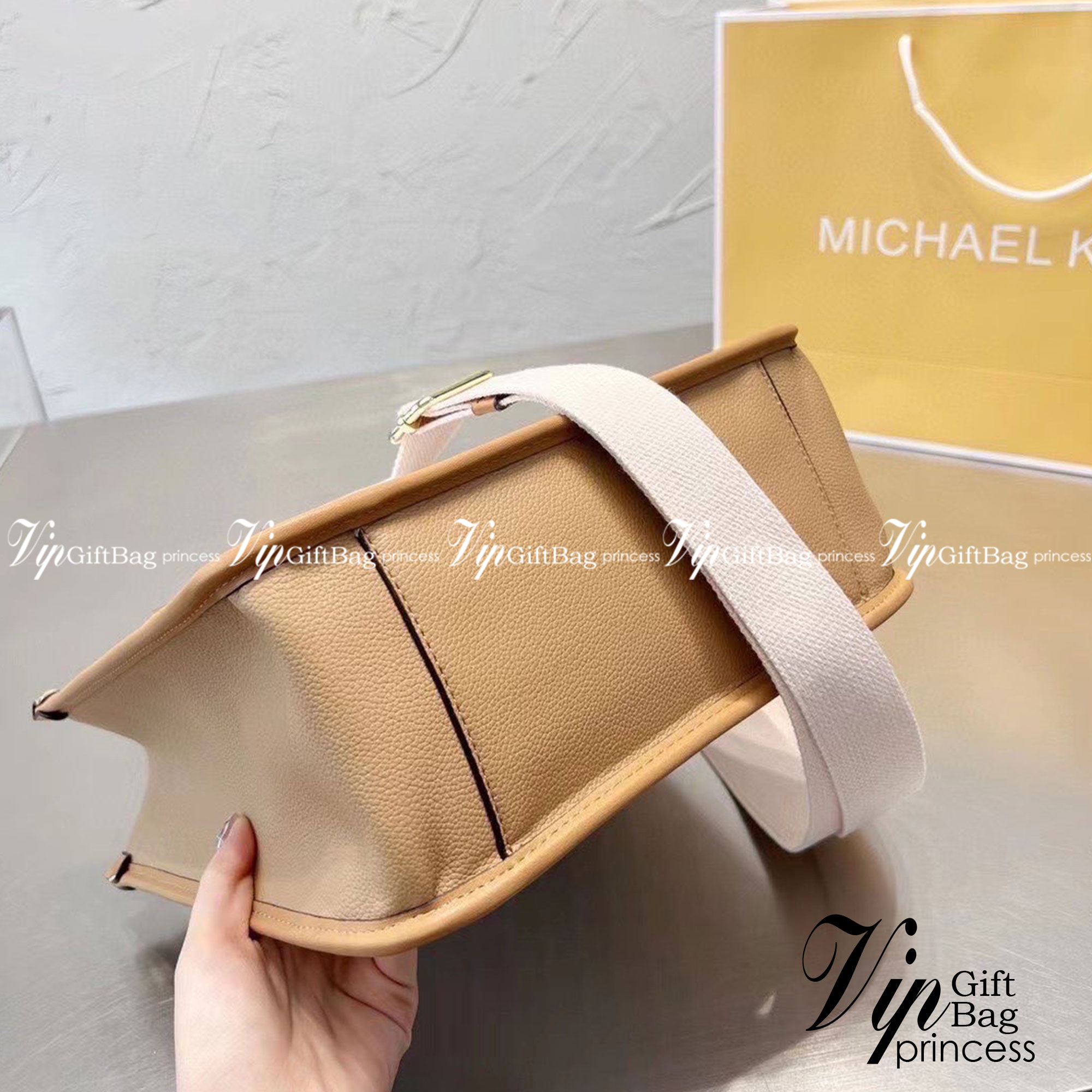 Michael Kors Heidi Tote / Michael Kors Bolsa tote Heidi monogram / MK Tote กระเป๋าสะพายทรง tote มาใหม่ MK หนังพิมพ์ลายแบรนด์ ภายในโล่งกว้าง จุของได้เยอะมาก อะไหล่ปั้มทุกจุด แมทง่ายได้ทุกลุค ภาพถ่ายจากงานขายจริง ใช้งานต่างประเทศได้