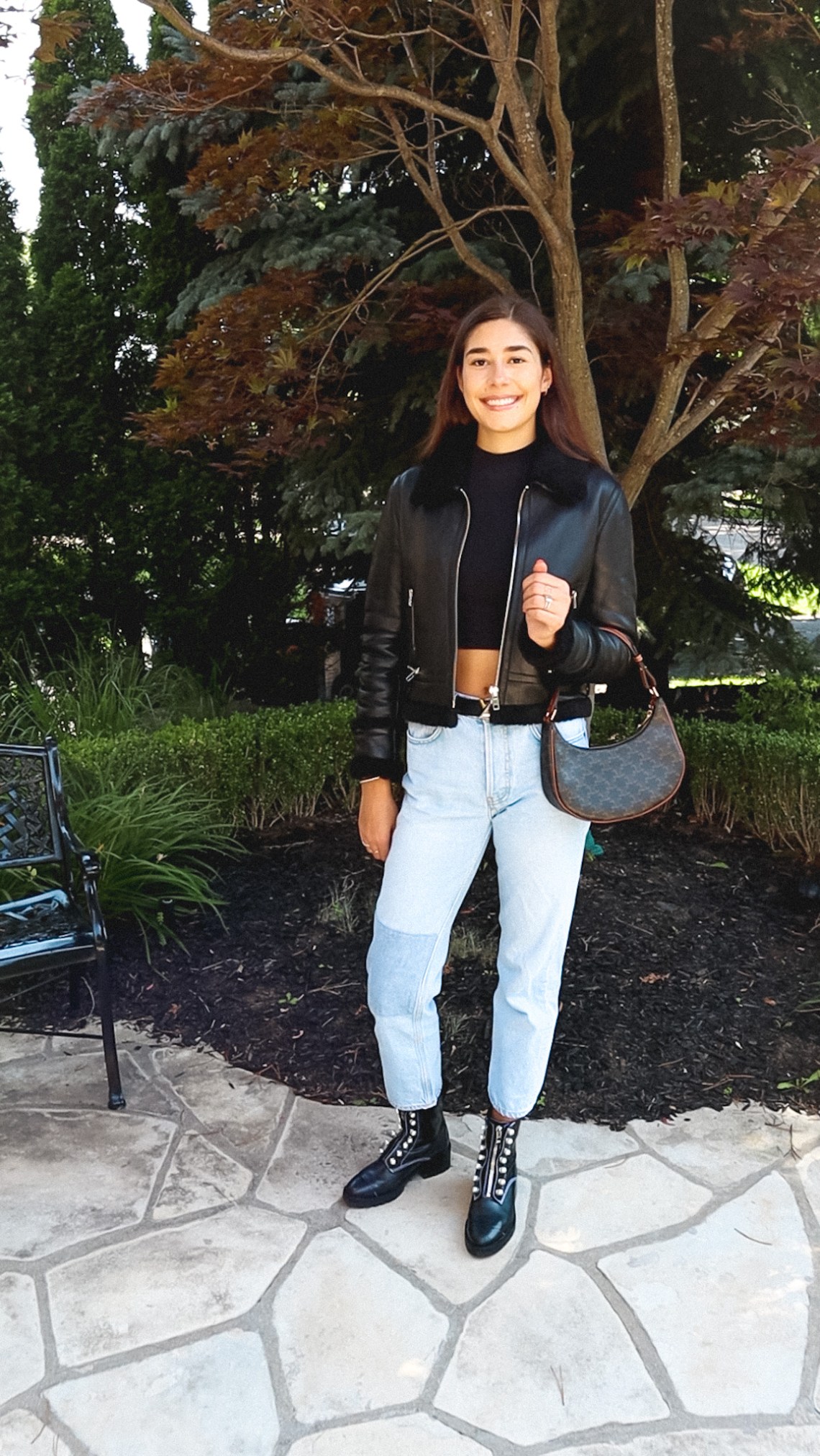 CELINE Vintage Classic Ava bag 1 ใน คอลเลคชั่น “Triomphe Canvas” มาพร้อมสายสะพายไหล่ที่ปรับความยาวได้ และเนื่องจากช่วงล่างของกระเป๋ามีขนาดใหญ่กว่าช่วงบน จึงทำให้ไม่เสียทรงเมื่อเราใส่สิ่งของอย่างกระเป๋าสตางค์หรือโทรศัพท์มือถือ หากดูภาพรวมแล้ว รุ่นนี้ออกแนว