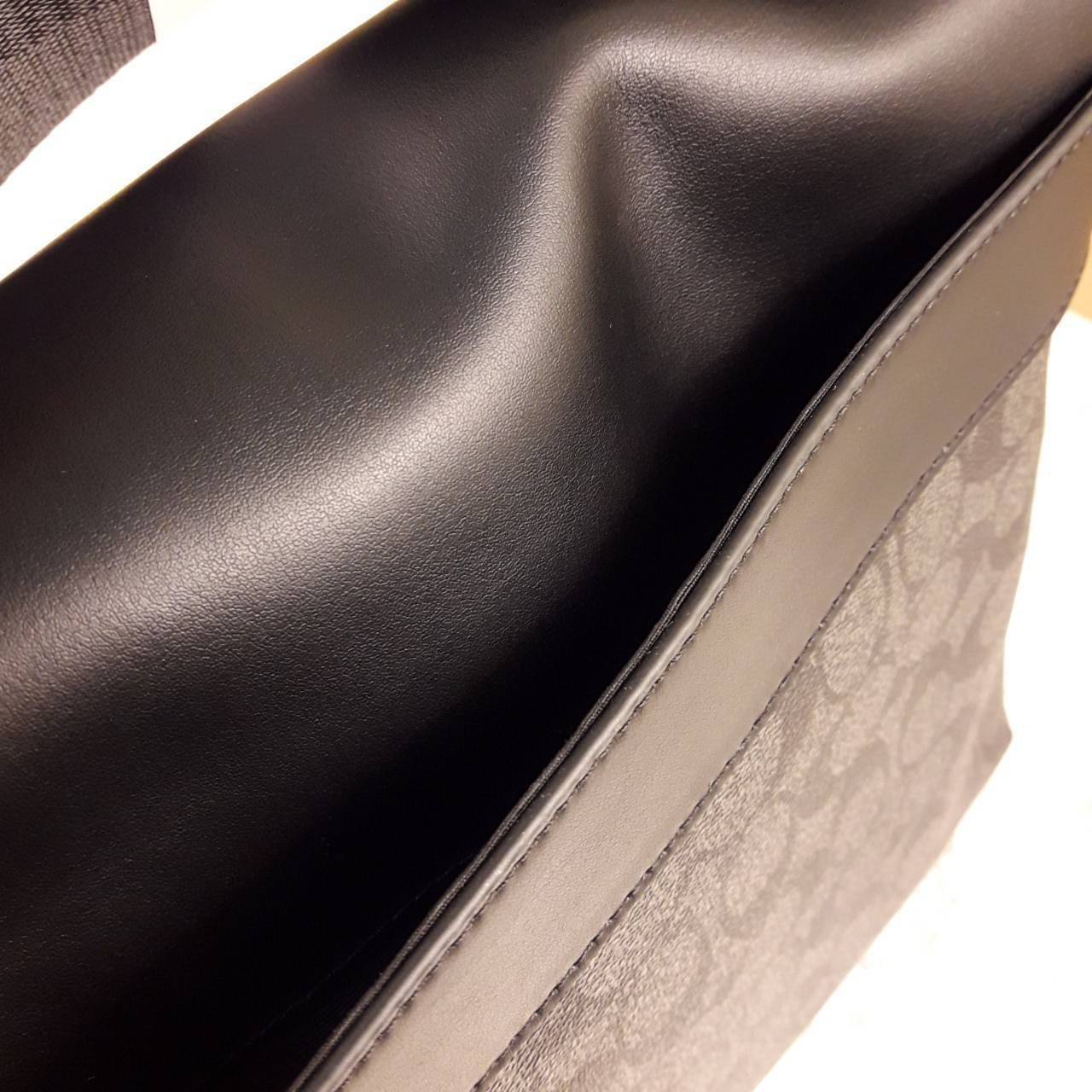 COACH CHARLES SMALL MESSENGER IN SIGNATURE (F54771)🌲ทั้งหล่อ ทั้งเท่มากๆขนาดนี้ ไม่ควรพลาด !! //สะพายข้างใบใหญ่ Unisex ใช้ได้ทั้งชายและหญิง // วัสดุแคนวาส ผสมหนังแท้อย่างดี อยู่ทรงสวย คุณภาพสุดๆ ฝาเปิดกระเป๋า ล็อคด้วยตัวล็อคแม่เหล็ก แน่นหนามากๆ ช่