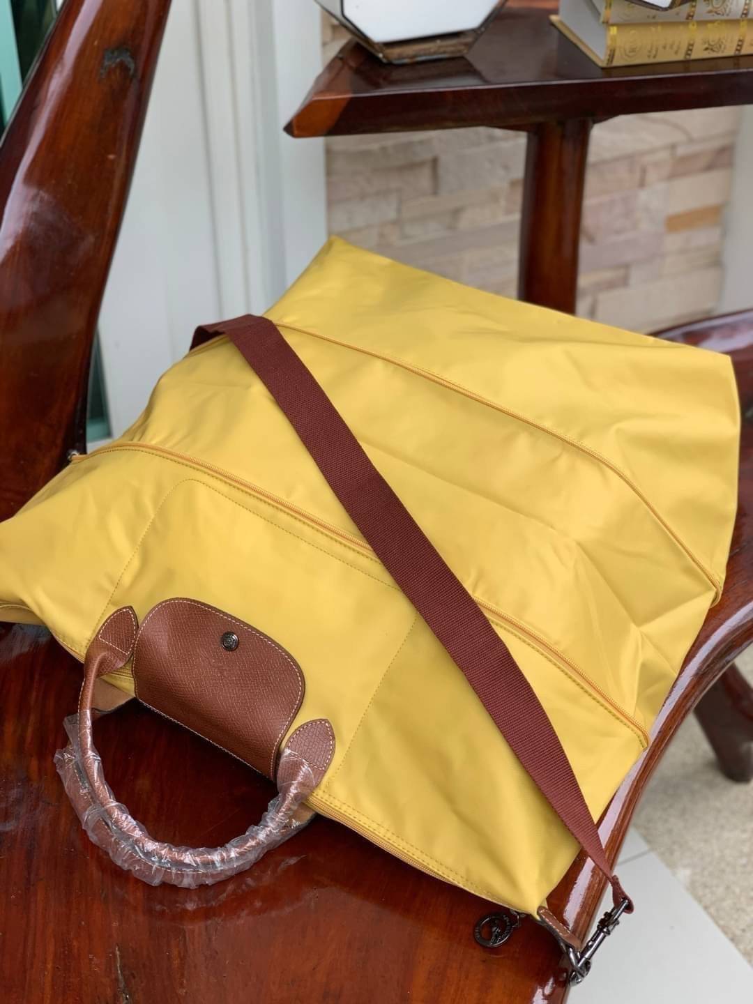 LONGCHAMP LE PLIAGE CLUB TRAVEL BAG กระเป๋าขนาดใหญ่สำหรับการเดินทาง เราเรียกที่นี้ว่า travelling bag รุ่นคลาสสิค มาพร้อมสายสะพายยาวที่ปรับและถอดออกได้ ความพิเศษของรุ่นนี้ที่ครองใจนักเดินทางทั่วโลก คือซิปรอบตรงกลางตัวกระเป๋า สามารถเปิดซิปเพื่อขยายขนาดและพั