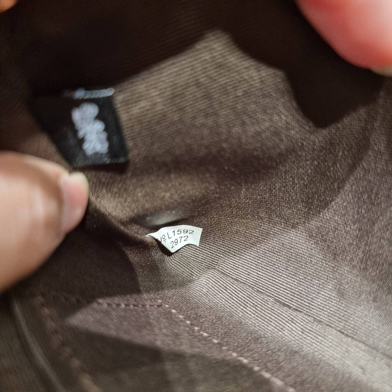 COACH 2972 CORNER ZIP WRISTLET IN SIGNATURE CANVAS WITH BUTTERFLY PRINT มาแล้วจ้า ไอเท็มสุดปัง!! ฮิตไม่เลิก!! พร้อมลวดลายสุดคิ้วท์ น่ารักน่าใช้ขึ้นไปอีก กระเป๋าคล้องมือ ขนาดเหมาะพกพา วัสดุหนังแคนวาส ภายในเป็นช่องโล่ง ใส่ธนบัตร หรือใส่บัตร ใส่เหรียญ ได้หมด