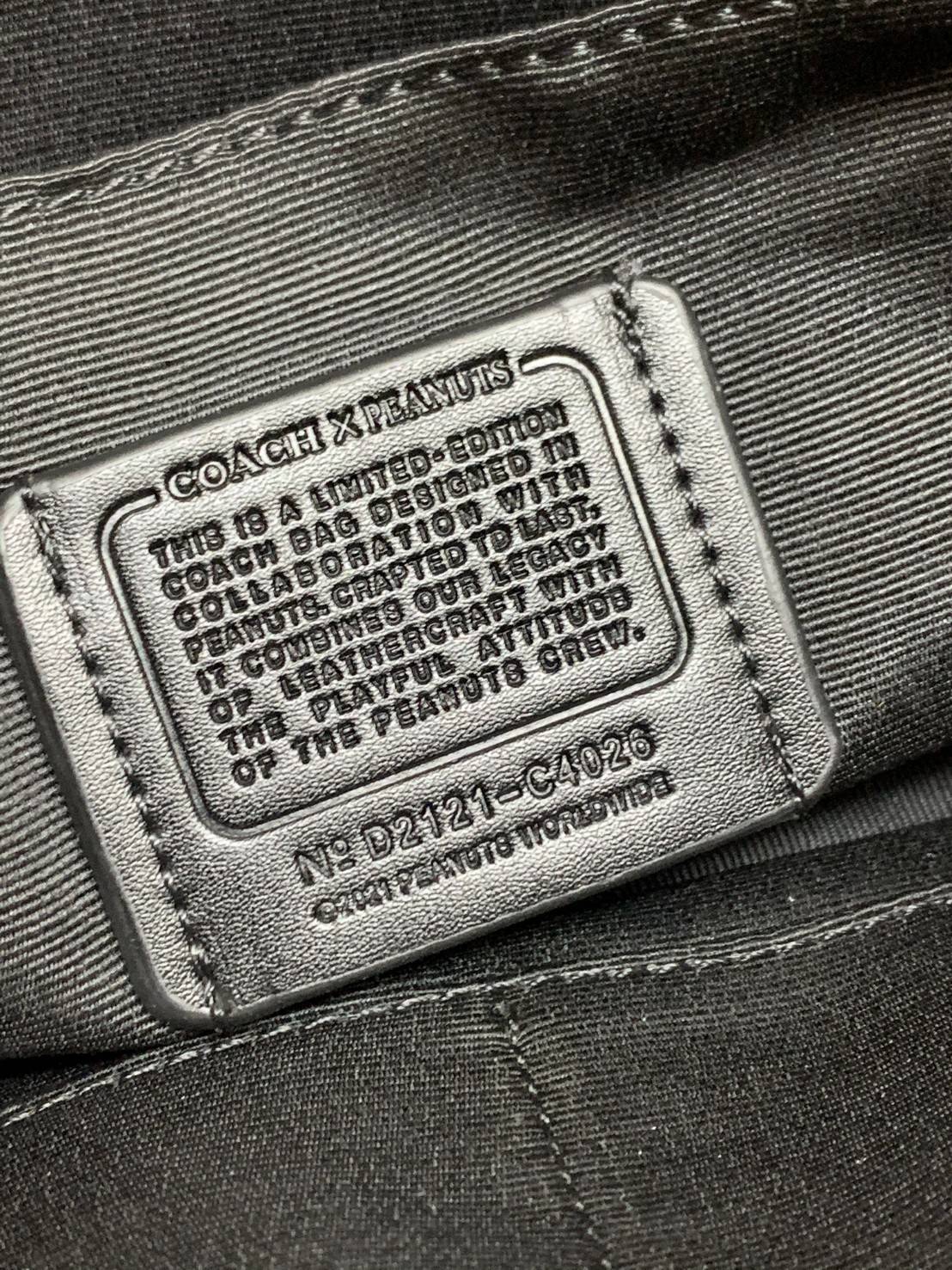 COACH X PEANUTS GRAHAM CROSSBODY WITH CHARLIE BROWN ((C4026)) พร้อมส่งที่ไทย สวยก่อนใครแน่นอน จำนวนจำกัด!! กระเป๋าสะพายแบบครอสบอดี้ร์ รุ่นนี้ใช้ได้ทั้งชาย//หญิงเลยนะคะ หนังแท้ลายหนังนิ่ม สวยงามมากๆ ด้านหน้ามีตัวการ์ตูนเป็นจุดเด่นของรุ่นเลยค่ะ ใช้งานแบบสอง