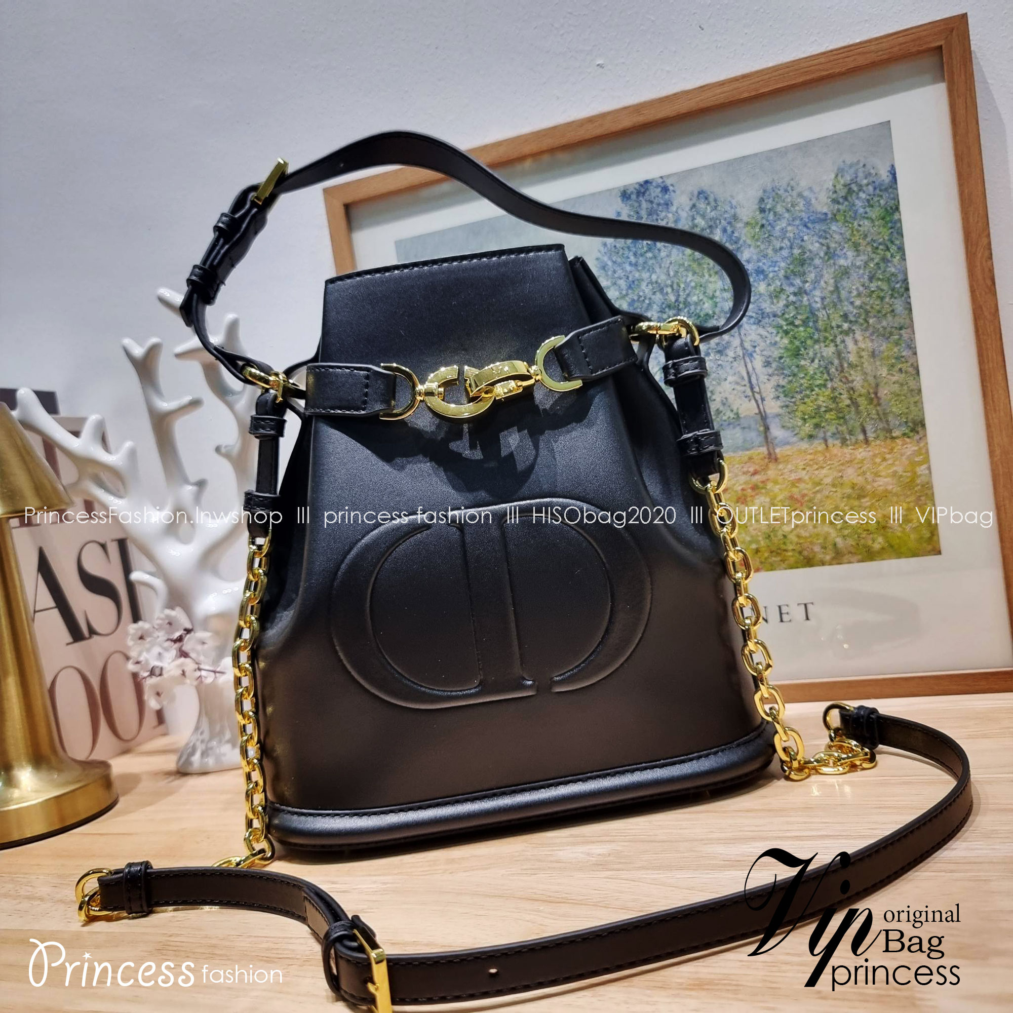 CD MEDIUM C'EST BAG 25cm / Dior bucket bag พร้อมส่ง กระเป๋าสะพายสุดคลาสสิค ดีไซน์หรู มีดีเทลสวยไม่ซ้ำใคร อะไหล่ออกแบบมาเป็นตัวซีดี **ล็อทราคาพิเศษสุดคุ้ม