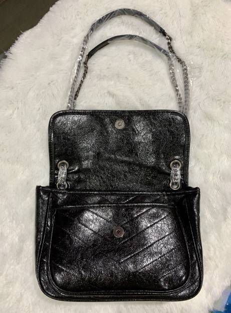 VIP 】Saint Laurent Niki shoulder bag VIP GIFT WITH PURCHASE (GWP) พรีเมี่ยมกิ้ฟ Limited Edition จาก YSL DUTY FREE COUNTER กระเป๋าสะพายรุ่น Niki จาก Saint Laurent โดดเด่นด้วยโครงสร้างทำจากหนังวัว หนังมันเงา นิ่ม งานสวยมากๆ ค่ะ อะไหล่สีดำ ด้านหน้าประดับโลโก