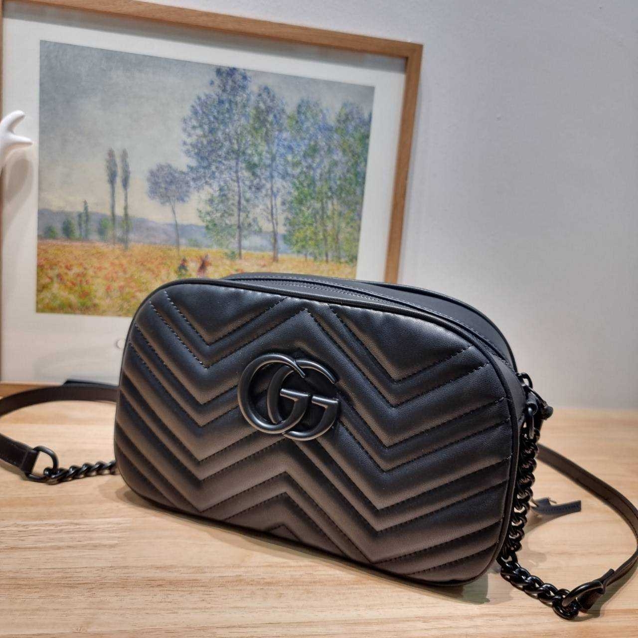 GG MARMONT SMALL SHOULDER BAG 🖤 อีกหนึ่งรุ่นในตำนาน ฮิตไม่เลิก กับกระเป๋าสะพายข้างรุ่นคลาสสิค รูปทรงกล่อง สวยใช้งานสะดวก อะไหล่สีดำดูแพง สะพายขับผิว