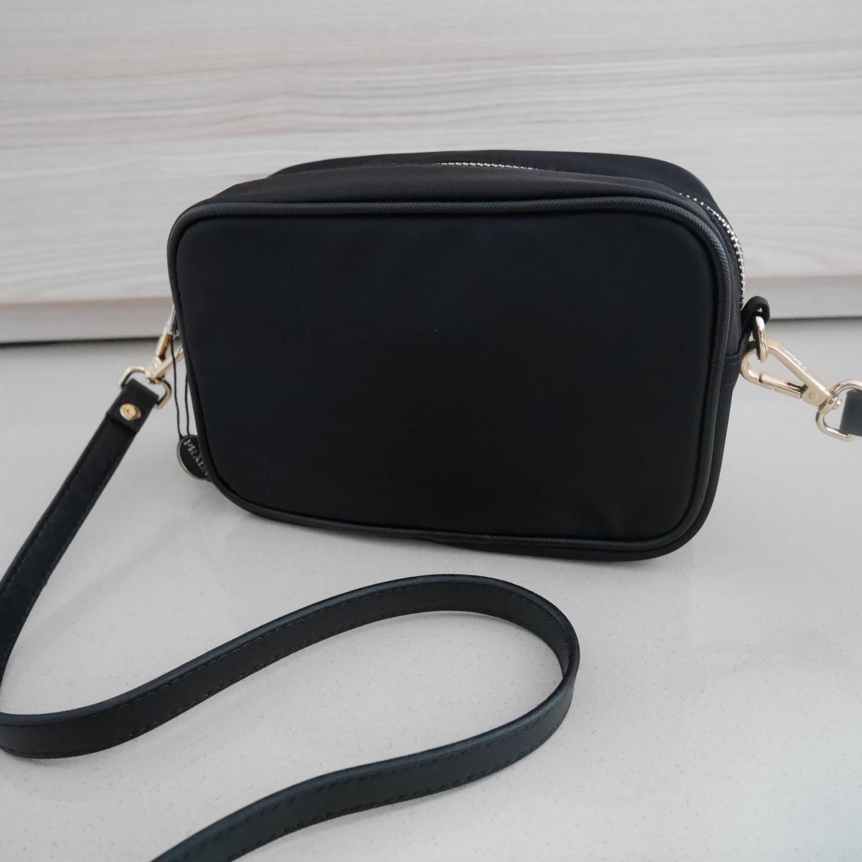 ล็อตใหม่ค้า กับทรงน่ารักในราคาน่ารัก mini crossbody งานพรีเมี่ยมกิ้ฟ จากเคาเตอร์ต่างประเทศ เป็น Best Seller อีกหนึ่งรุ่นเลย จากแบรนด์ PRADA เป็นทรงสี่เหลี่ยม กระเป๋าเป็นผ้า nylon ทั้งใบ เลิศมาก สามารถสะพายเป็น shoulder bag ได้เลย ขนาดกำลังดีค่ะ ใส่ของจุกจ