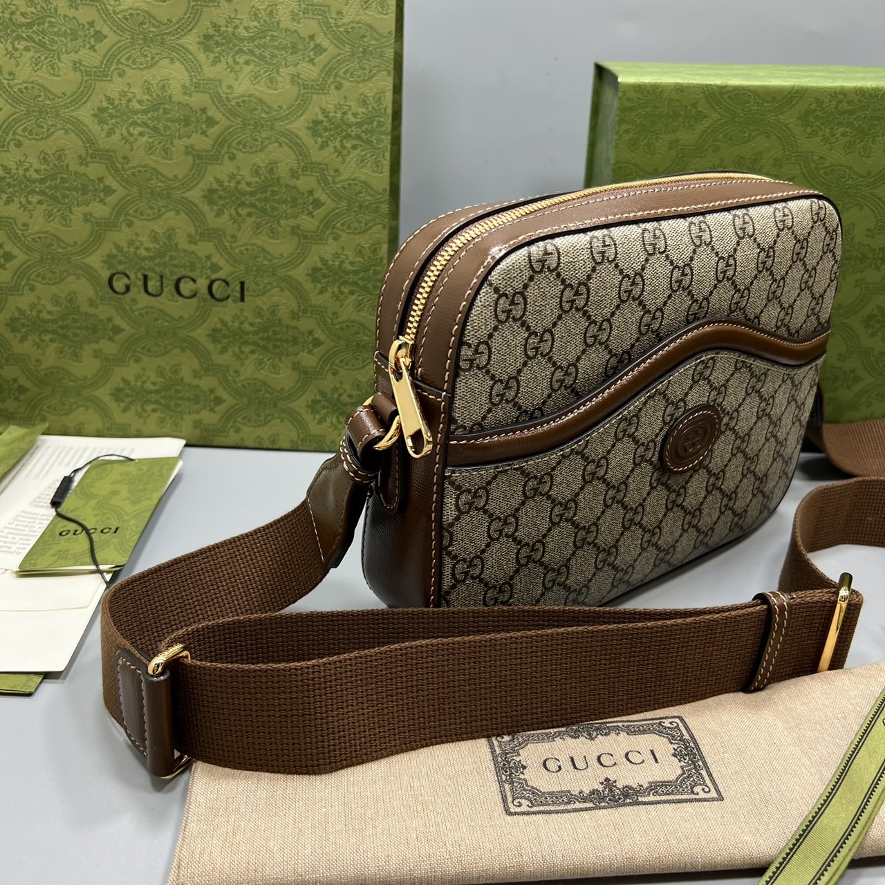 GUUCI Messenger bag with Interlocking G / guccipouch กระเป๋าสะพายทรงแมสเซ็นเจอร์ ใหม่ล่าสุด พิมพ์ลายคมชัดโมโนแกรมแคนวาสกับไอเท็มที่หนุ่มๆต้องไม่พลาด ดีไซส์สวยเด่นเป็นเอกลักษณ์