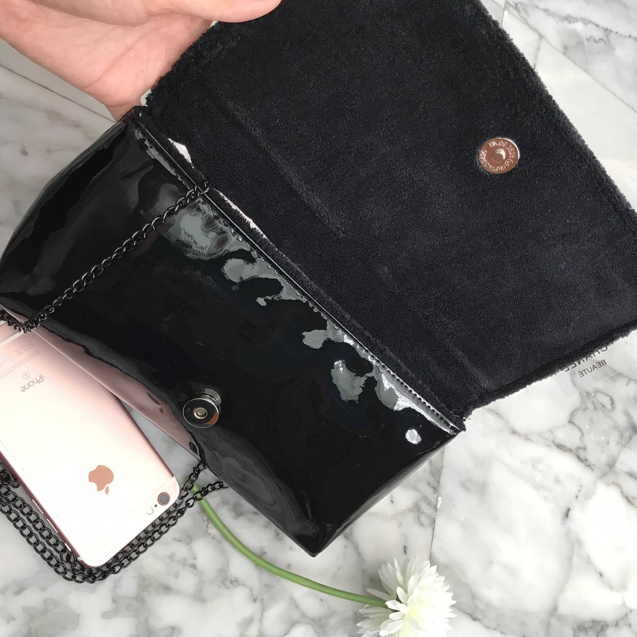 Best sellerแห่งปี! ต้องกดเลิฟให้ใบนี้เลย กระเป๋าclutch & shoulder bag งานพรีเมี่ยมกิ้ฟ จากเคาเตอร์ต่างประเทศ จากแบรนด์ Chanel เป็นกระเป๋าหนังแก้วเงา สวยหรู ตามแบบฉบับของแบรนด์เลย ตัวกระเป๋าขนาดกำลังดี ใส่มือถือได้ทุกรุ่น สามารถเก็บสายถือเป็นคลัชออกงานได้ค