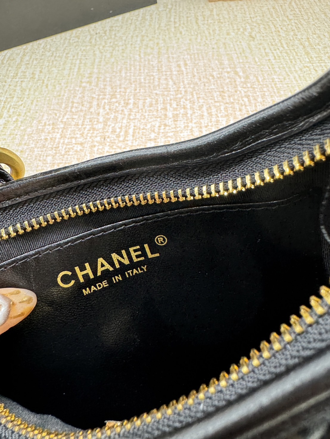 CHANEL SMALL HOBO BAG Shiny Leather & Gold-Tone Metal 20cm กระเป๋าทรงโฮโบ ดีไซส์สวยเรียบหรู เกรดออริ สลับแท้ 1:1 ใช้งานต่างประเทศได้
