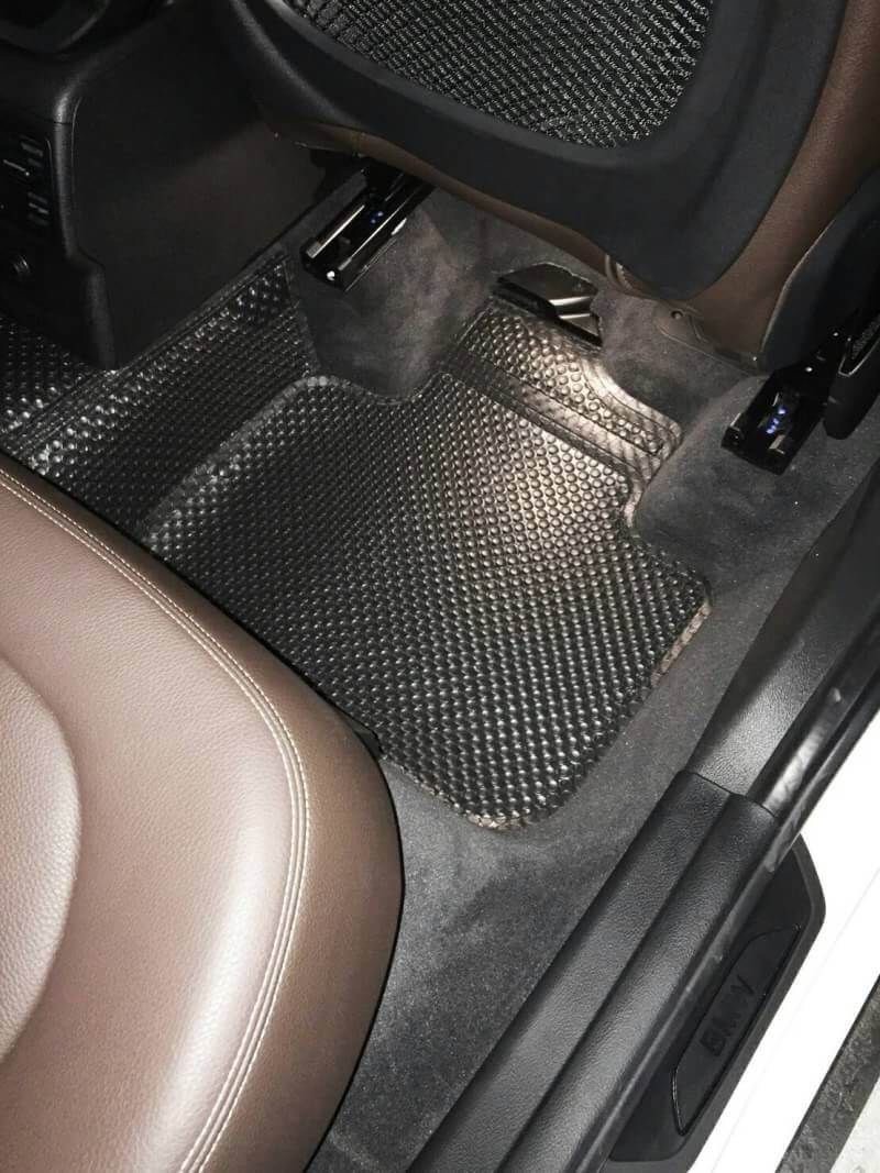 พรมปูพื้นรถยนต์ BMW X1 F48 กระดุมเม็ดเล็ก แบบรีดขอบ สีดำ (5ชิ้น)