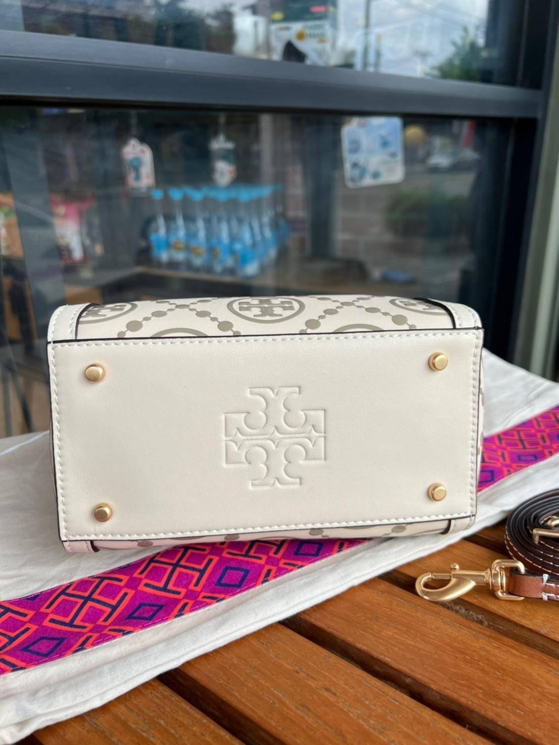 Tory Burch T-Monogram Mini Embossed Wine Bucket Bag / Tory Burch Mini Bucket กระเป๋าถือหรือสะพายไหล่ ทรงหมอนขนาดเล็ก ประดับด้วยลวดลายอันเป็นสัญลักษณ์ของแบรนด์ ถูกประดิษขึ้นด้วยความพิถีพิถันวัสดุหนังอย่างดี ด้านในบุด้วยหนังไมโครซูแอคเนื้อนุ่มทำความสะอาดง่า