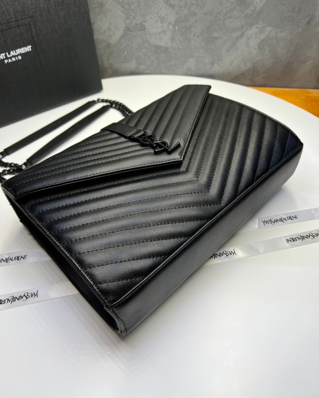 หนังแท้ YSL college large chain bag in quilted leather 30cm กระเป๋าสะพายใบใหญ่ ดีไซน์ทรงสวยหรู ตอบโจทย์ได้ทุกสไตล์ ภาพสินค้าถ่ายจากงานขายจริง ใช้งานต่างประเทศได้