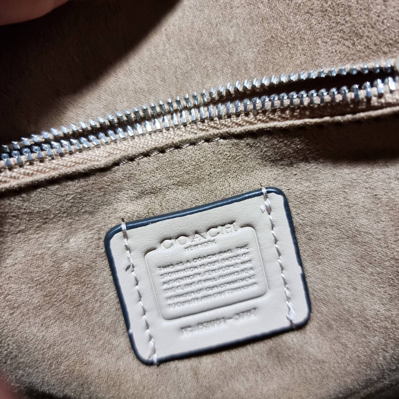 OUTLET 】COACH TABBY TOP HANDLE 20 LEATHER BAG หรูหรามากๆค่ะ สินค้าแนะนำ!! กระเป๋าถือ//สะพายข้างได้ วัสดุหนังแท้อย่างดี หนึ่งใบทำหนัง2แบบได้อย่างลงตัว สวยงาม มีอะไหล่ตัวC ใหญ่ด้านหน้าโดดเด่นหรูมากๆค่ะ 🔺เปิดปิดแบบกดล็อค ภายในมี2ช่องสำหรับใส่ของ สามา