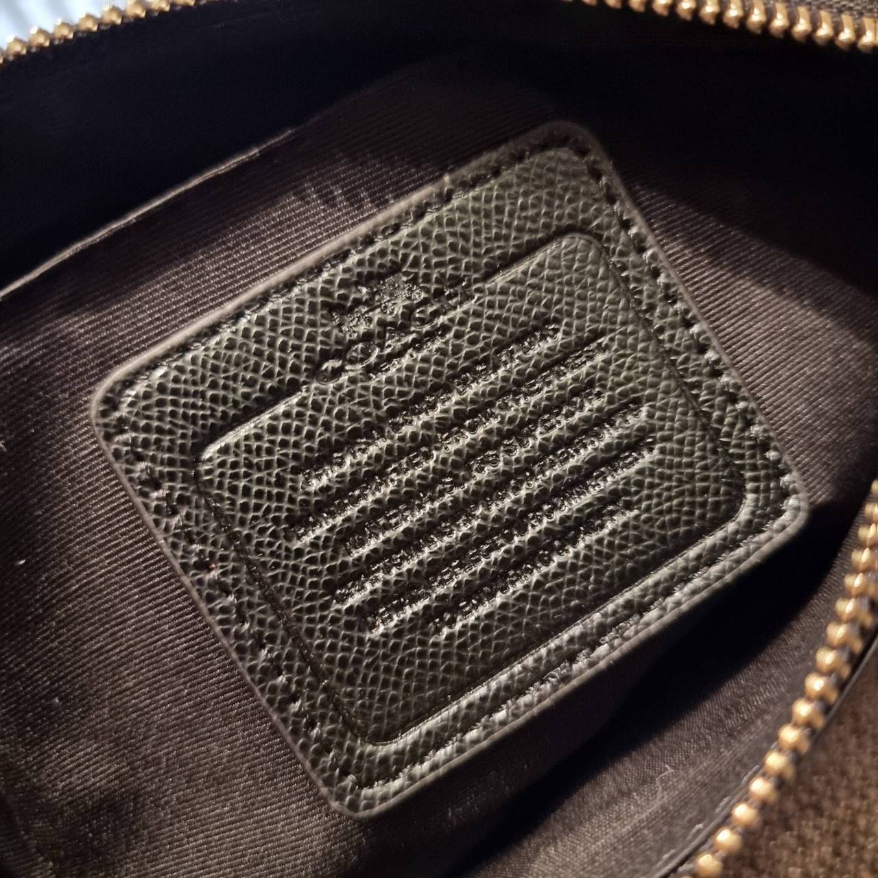 COACH F36674 TOP HANDLE POUCH IN SIGNATURE WITH SNOOPY PRINT คอลเลคชั่นใหม่ ในสไตล์พอช มาให้ช้อปก่อนใครในไทยจ้า น่ารักน่าใช้ไปอีกกับกระเป๋าสะพายทรงฮิตตลอดกาล ด้วยดีไซน์ที่ออกมาให้ใช้งานได้ง่าย ขนาดกำลังเหมาะ วัสดุแคนวาสทนทาน ดีไปหมดขนาดนี้!! คุณลูกค้าถึงส