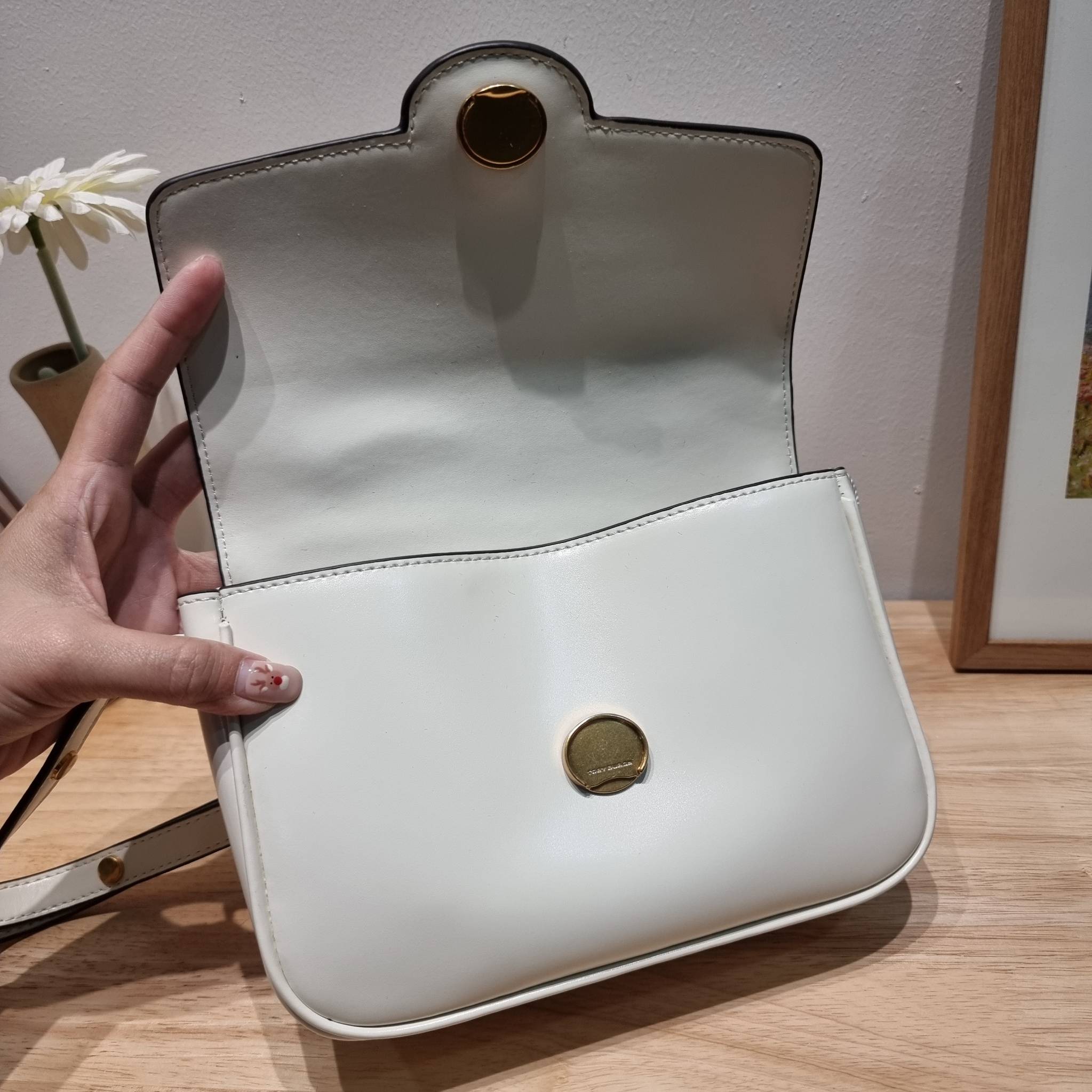 TORY BURCH ROBINSON SPAZZOLATO CONVERTIBLE SHOULDER BAG คอลเลคชั่นใหม่ สวยก่อนใคร ในราคาสุดคุ้ม! กับกระเป๋าสะพายไหล่ ดีไซน์สุดหรู หนังแก้วเงาสวยคม สีผู้ดี รูปทรงใช้งานได้ทุกลุค